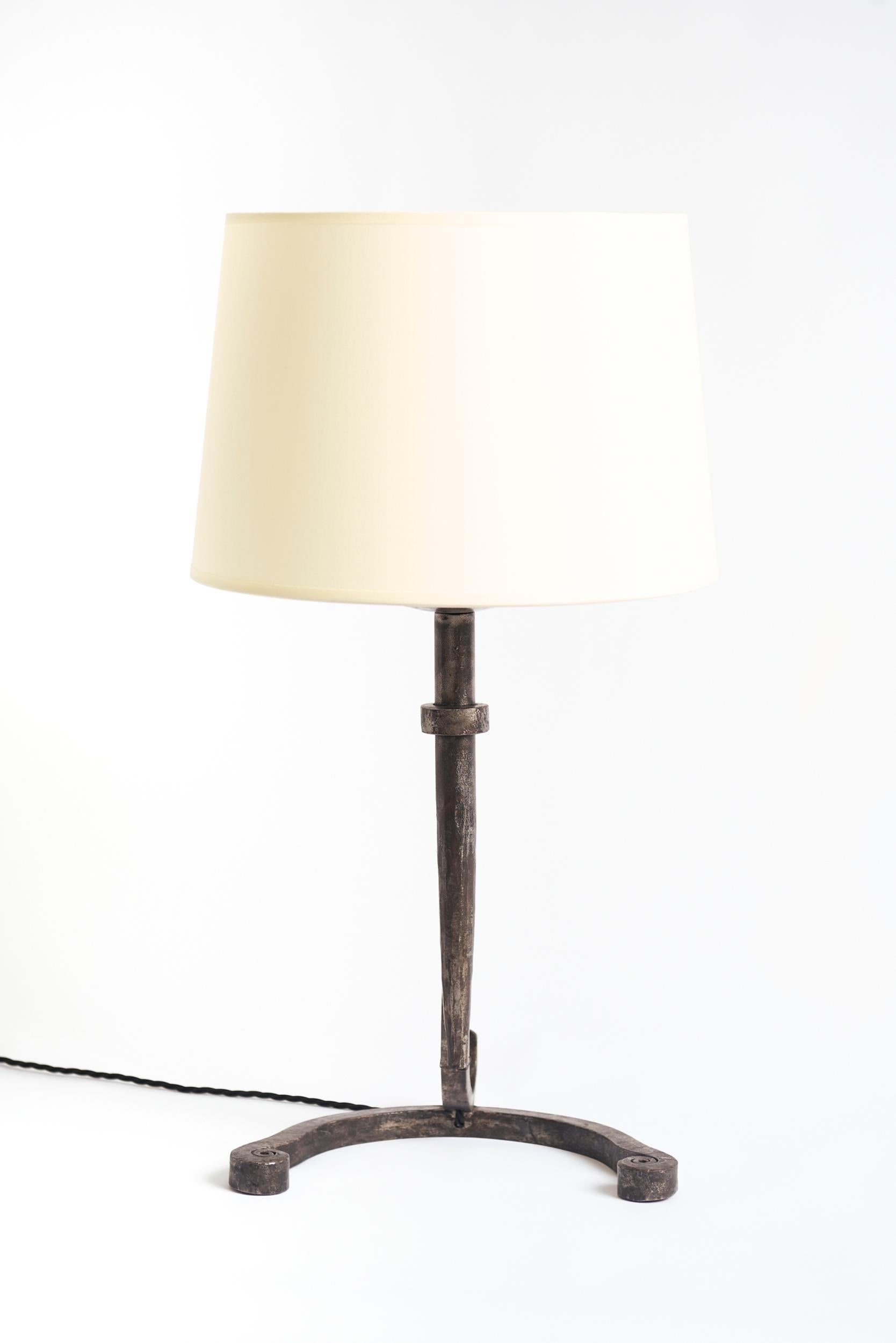 Mid-Century Modern Paire de lampes de table en fer en vente