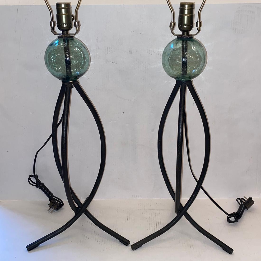 Milieu du XXe siècle Paire de lampes de table en fer en vente