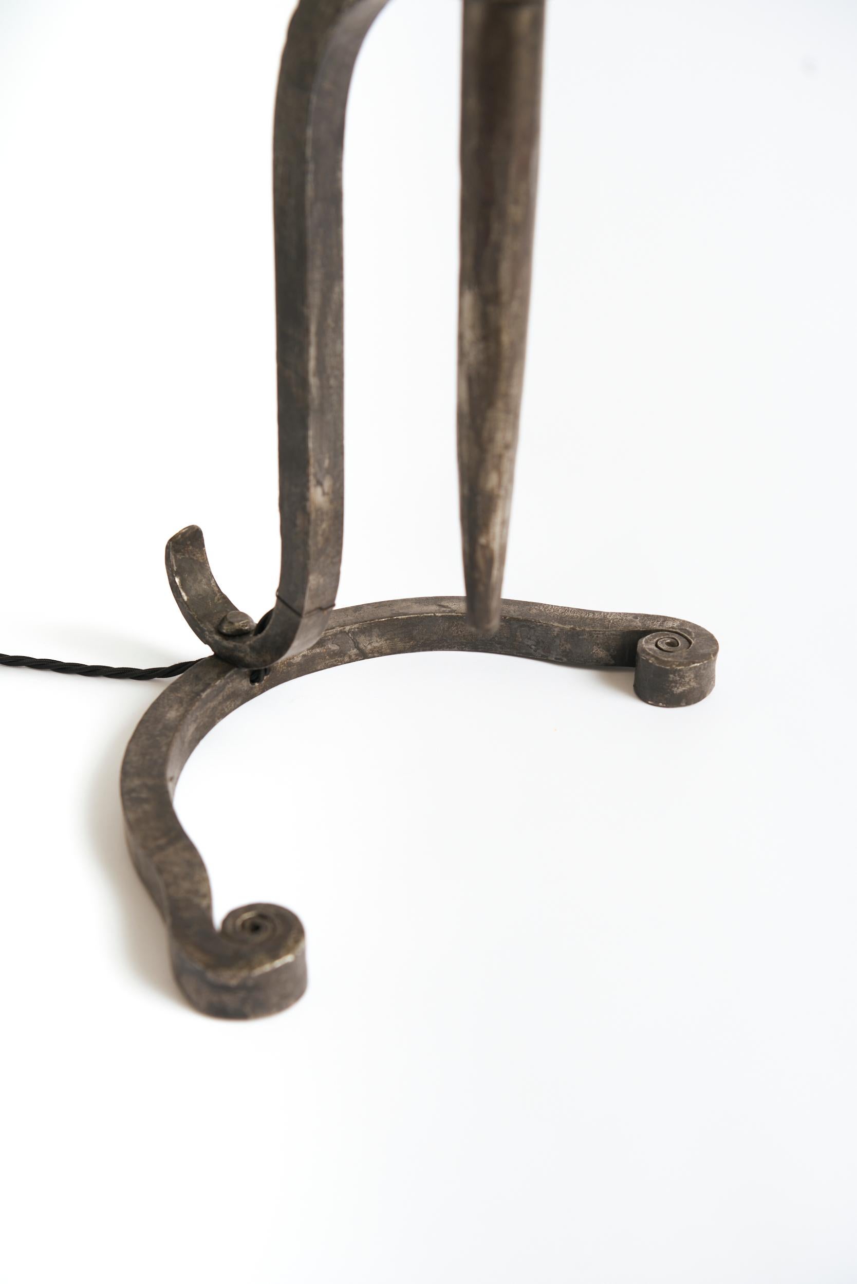 Milieu du XXe siècle Paire de lampes de table en fer en vente