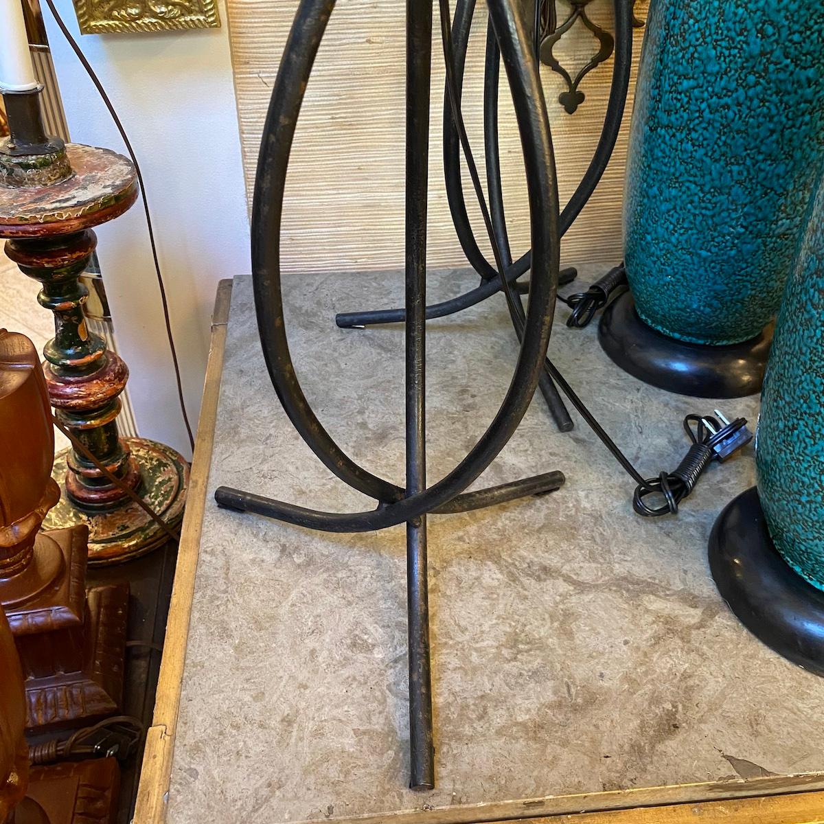 Paire de lampes de table en fer en vente 3