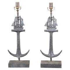 Paar Eisen-Tischlampen mit Ankern und Segelbooten auf rechteckigen Sockeln