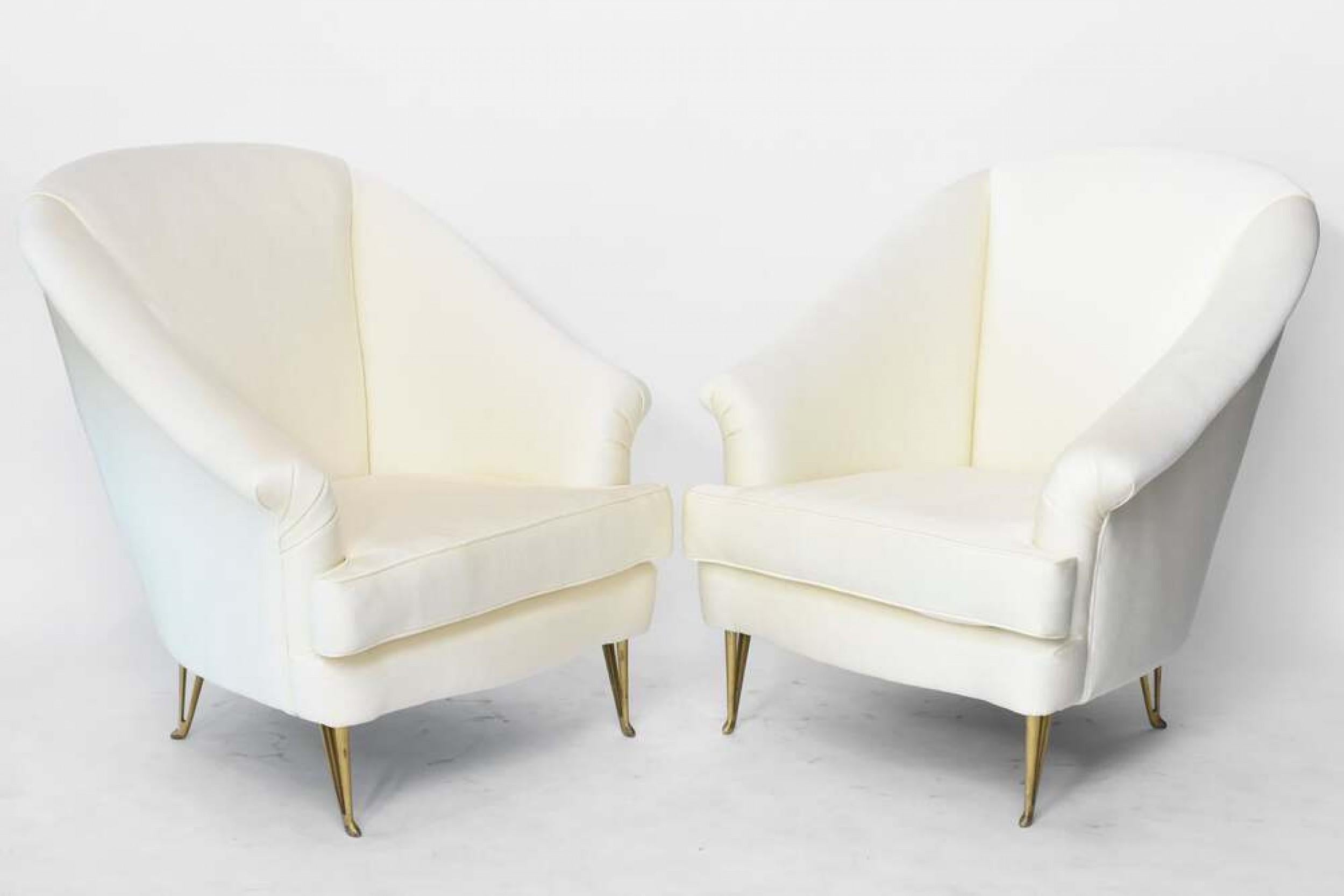 Pair of ISA Mid-Century Italian Modern White Club Chairs, Attributed to Gio Pont In Good Condition For Sale In New York, NY