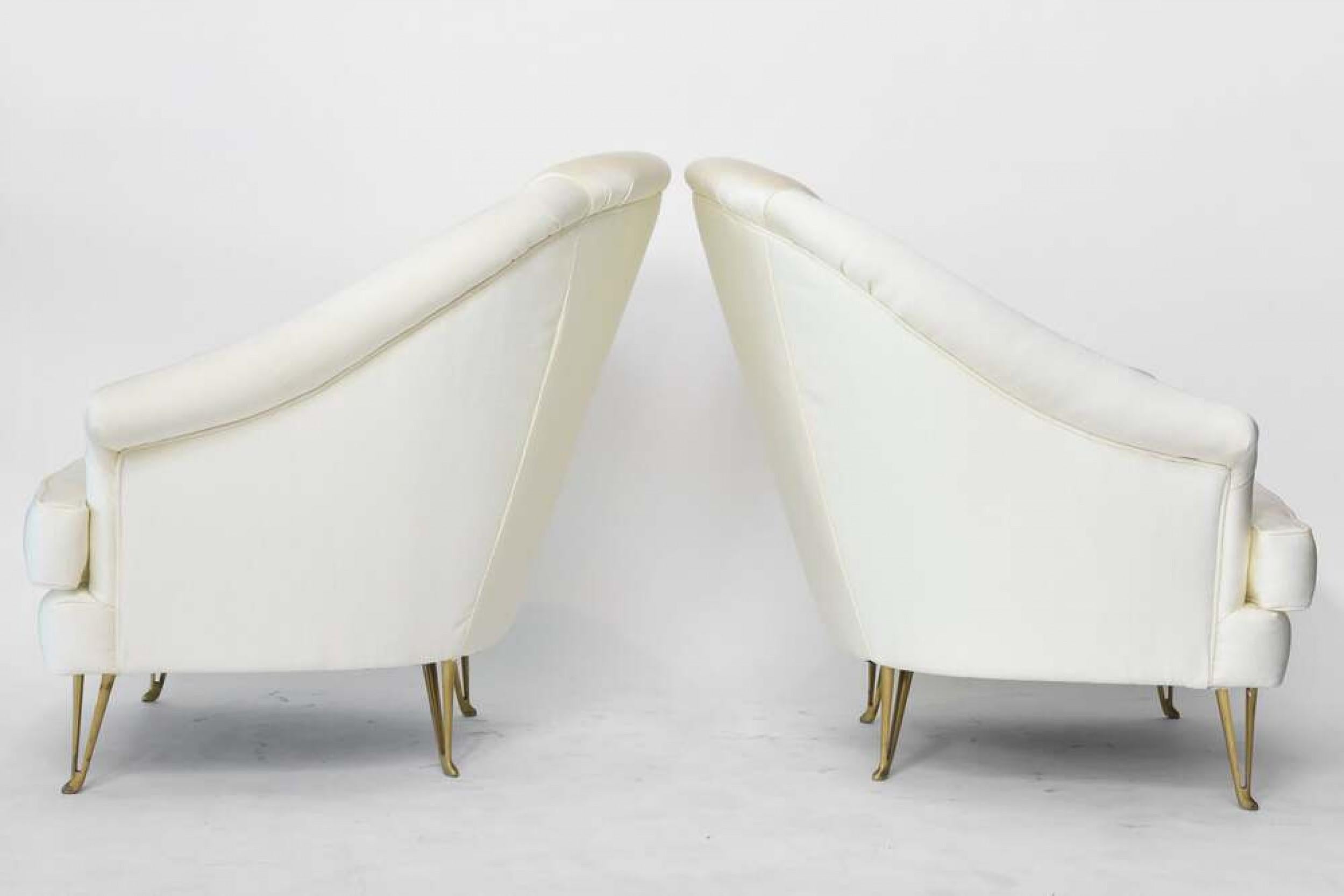 20th Century Pair of ISA Mid-Century Italian Modern White Club Chairs, Attributed to Gio Pont For Sale