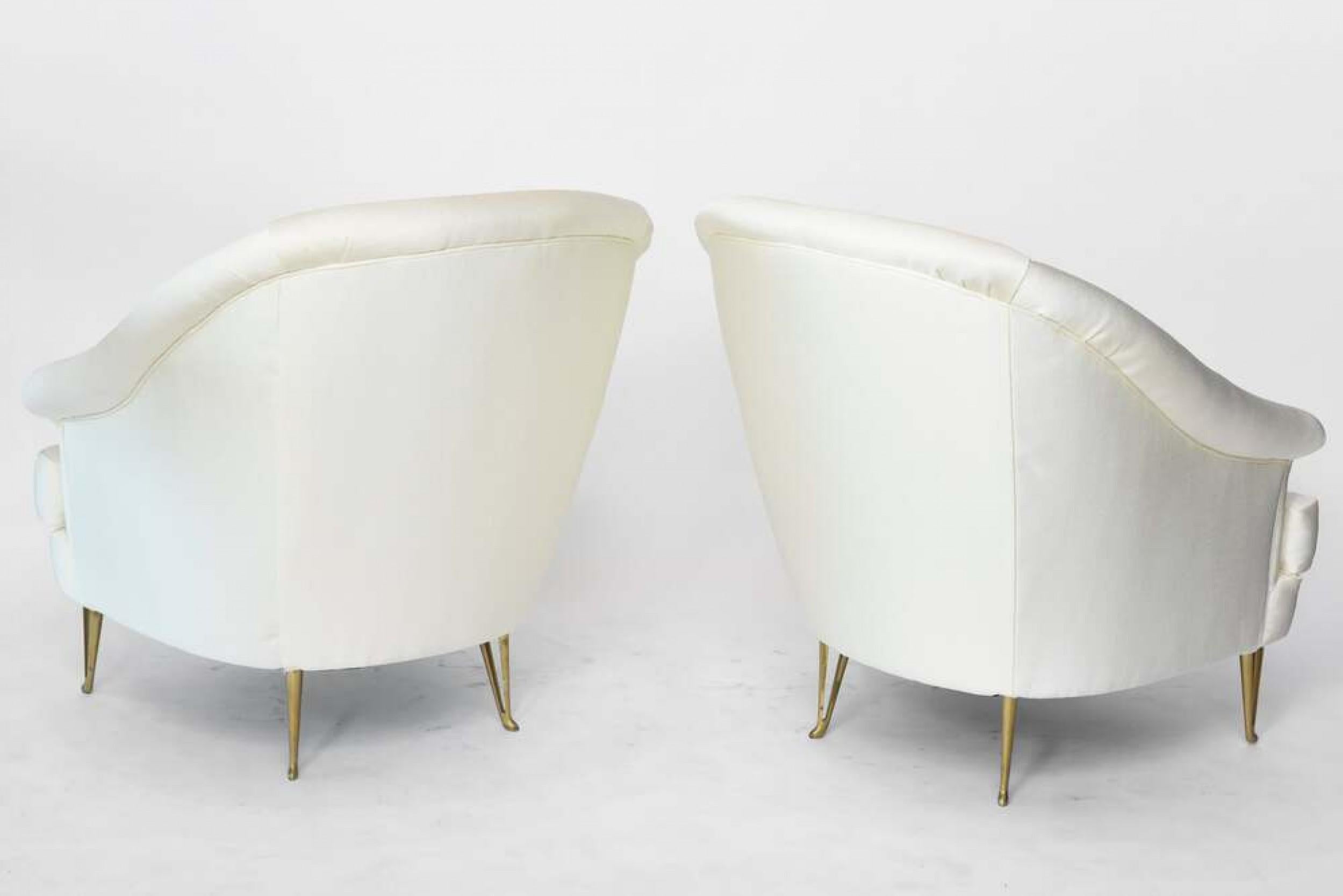 Upholstery Pair of ISA Mid-Century Italian Modern White Club Chairs, Attributed to Gio Pont For Sale