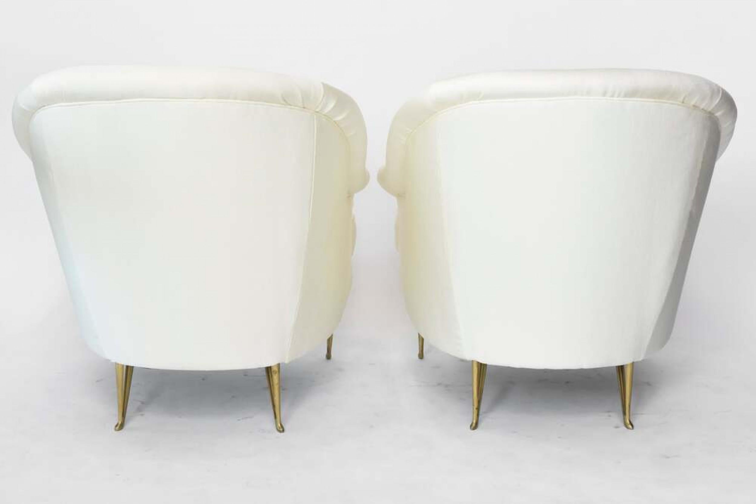 Pair of ISA Mid-Century Italian Modern White Club Chairs, Attributed to Gio Pont For Sale 1
