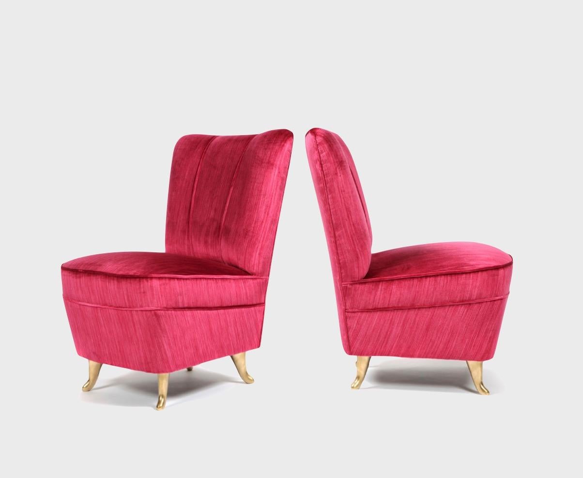Pair of vintage Italian 1950s I.S.A. slipper chairs reupholstered in silk velvet. Set on a set of four brass legs.

These petite occasional chairs would go perfectly in a ladies' powder room! Manufactured by the mid-century renowned company I.S.A