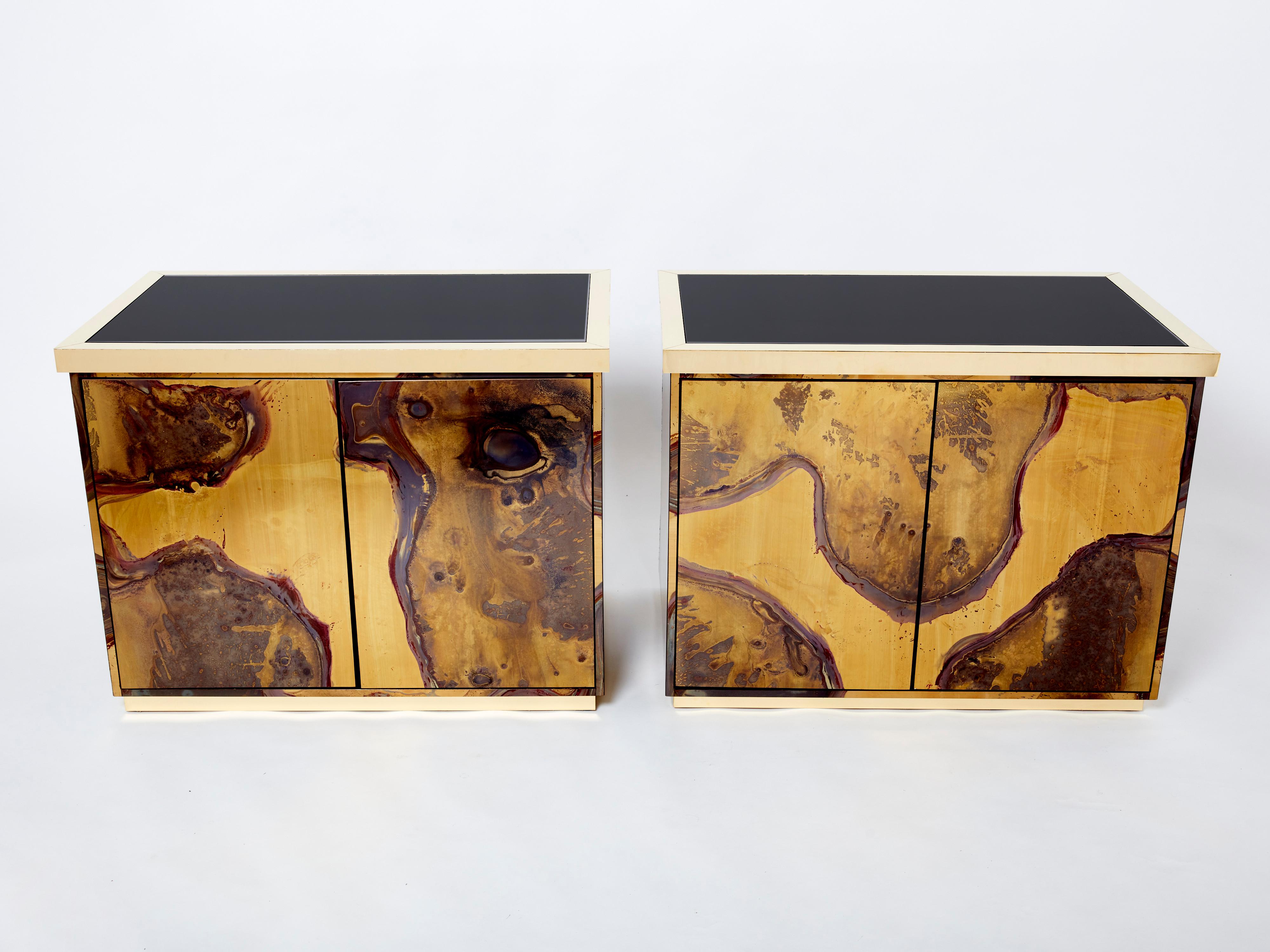 Cette paire unique d'armoires ou de buffets a été créée par Isabelle et Richard Faure pour le cabinet de design parisien Maison Honore à la fin des années 1970. Entièrement recouvert de laiton oxydé et patiné décoré sur toute sa surface, qui a