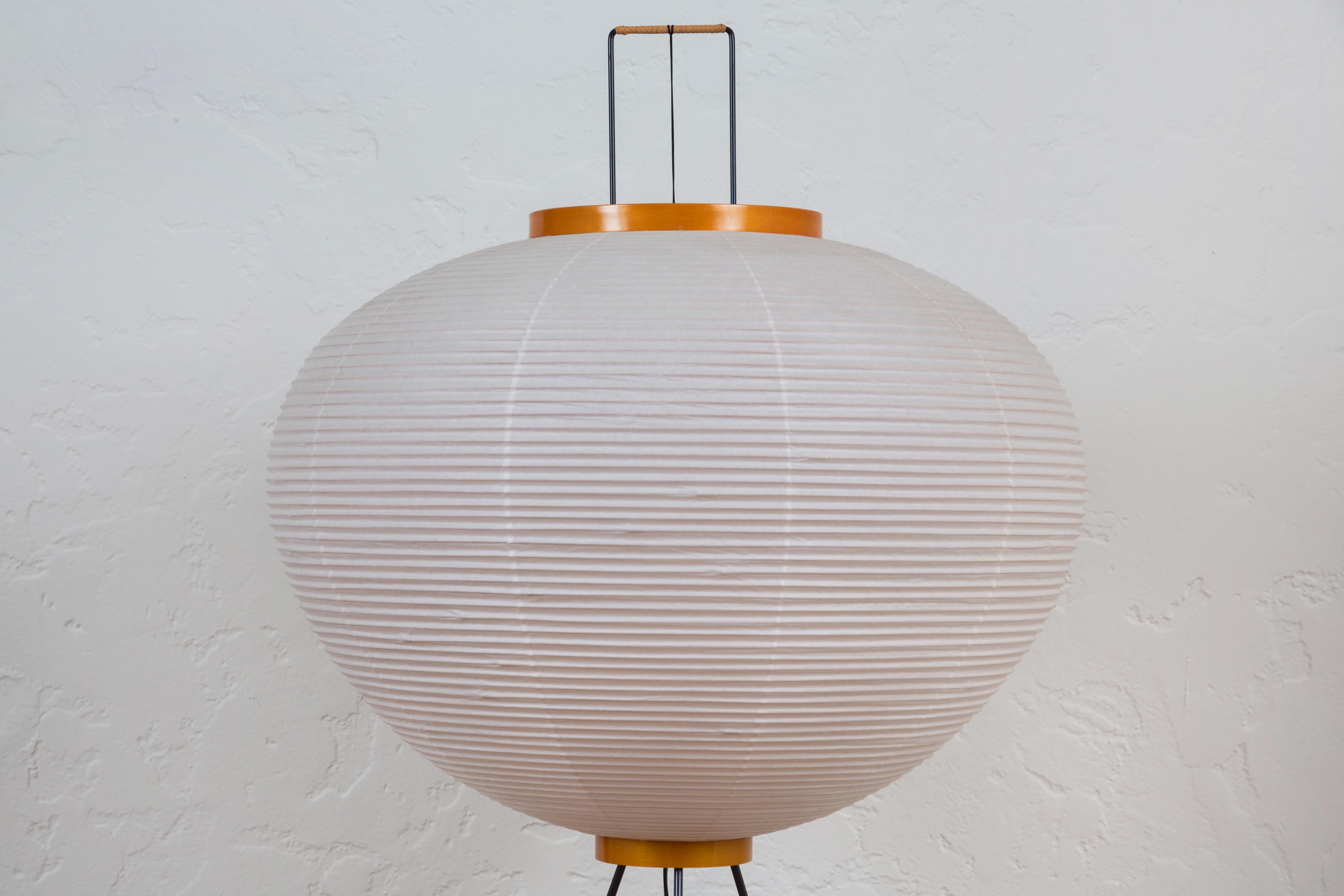 Coppia di lampade da terra Isamu Noguchi Akari 10A in vendita 3