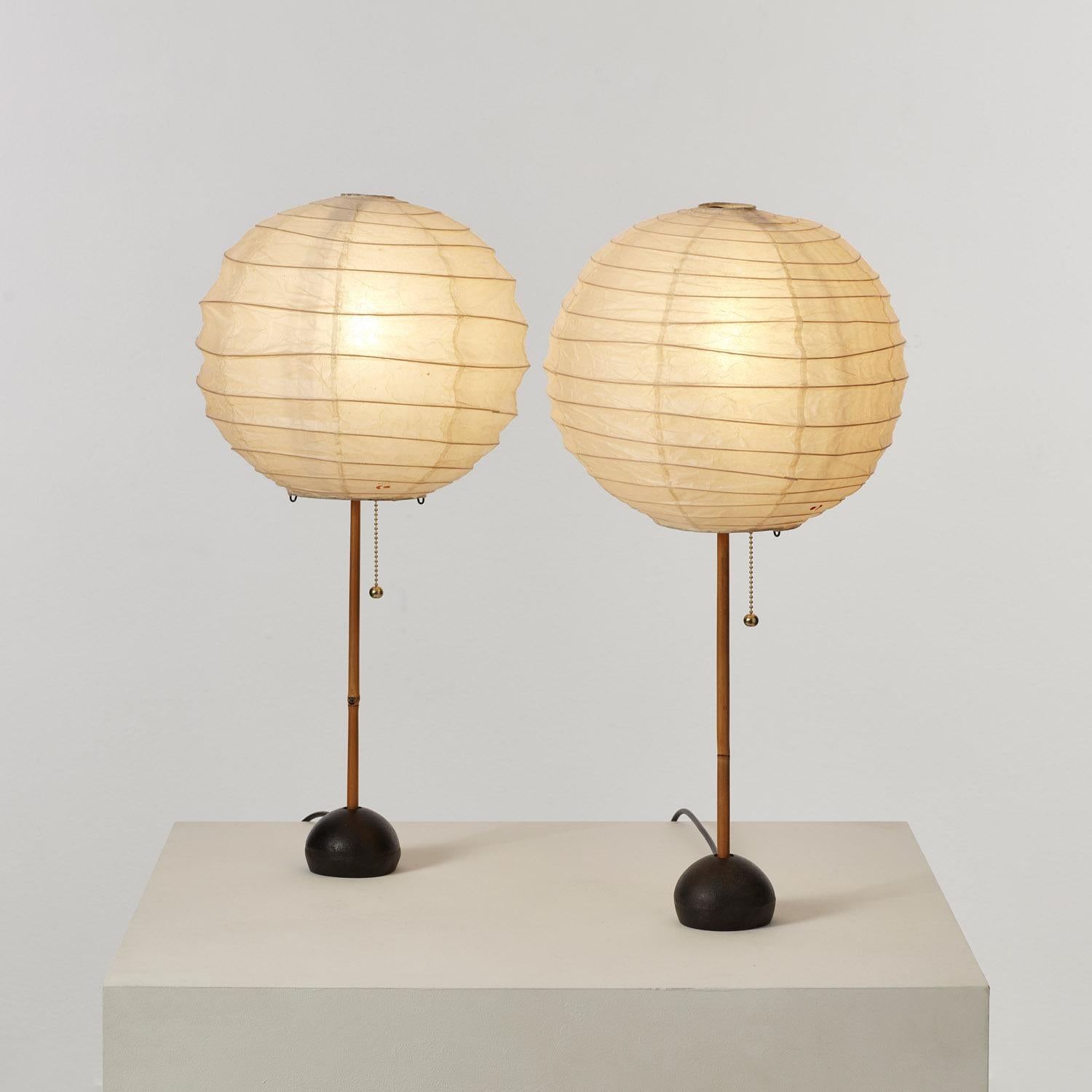 Japanese Pair of Isamu Noguchi BB1-30DD Akari table lamps - Japan, 1956