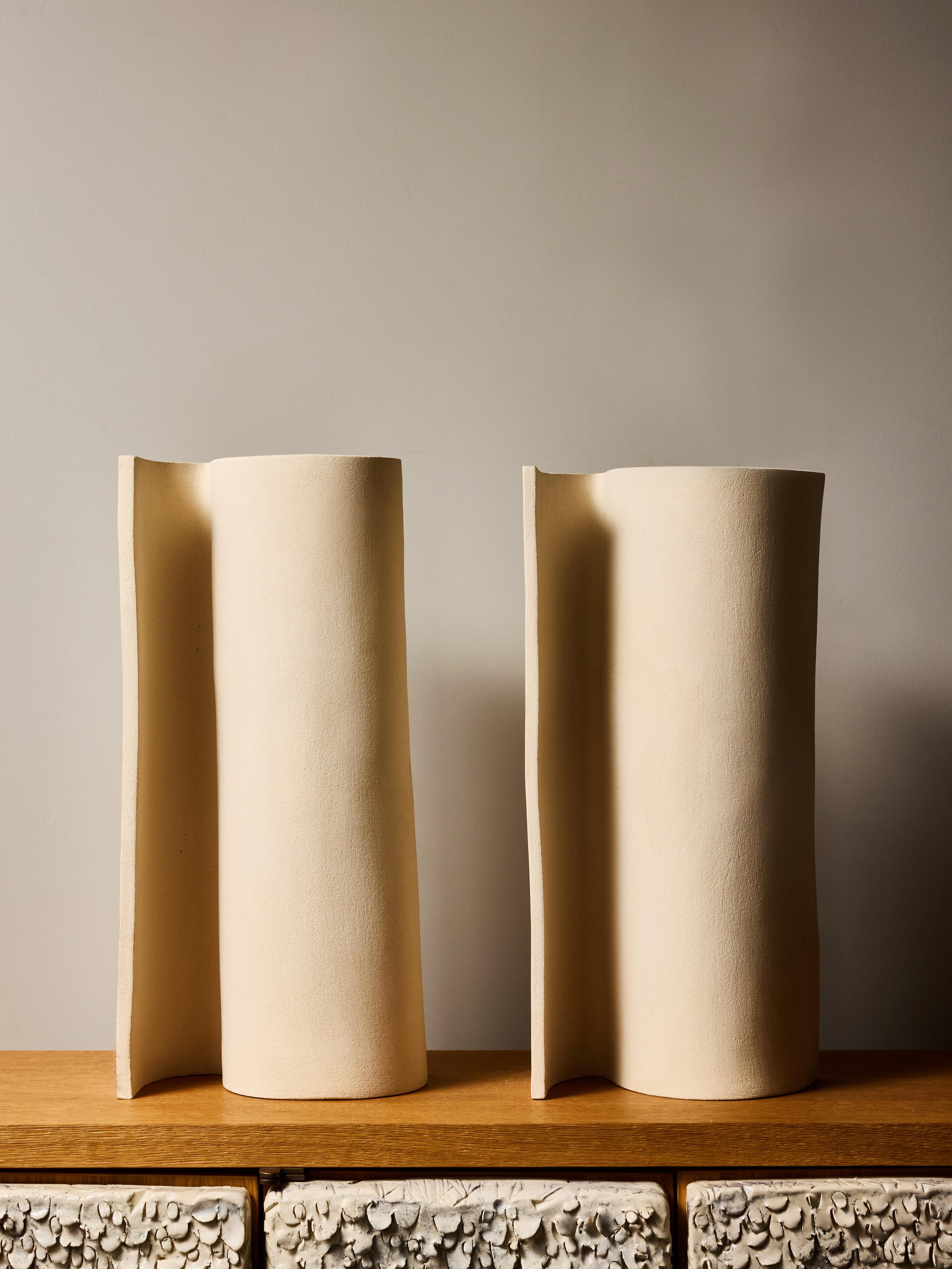 Dieses Paar ISIA-Tischlampen der französischen Keramikkünstlerin Marie Fekroun zeigt ihre raffinierte Herangehensweise an skulpturale Beleuchtung und architektonische Formen aus Ton. Jede Leuchte wird von Hand aus Steingut gefertigt und zeichnet