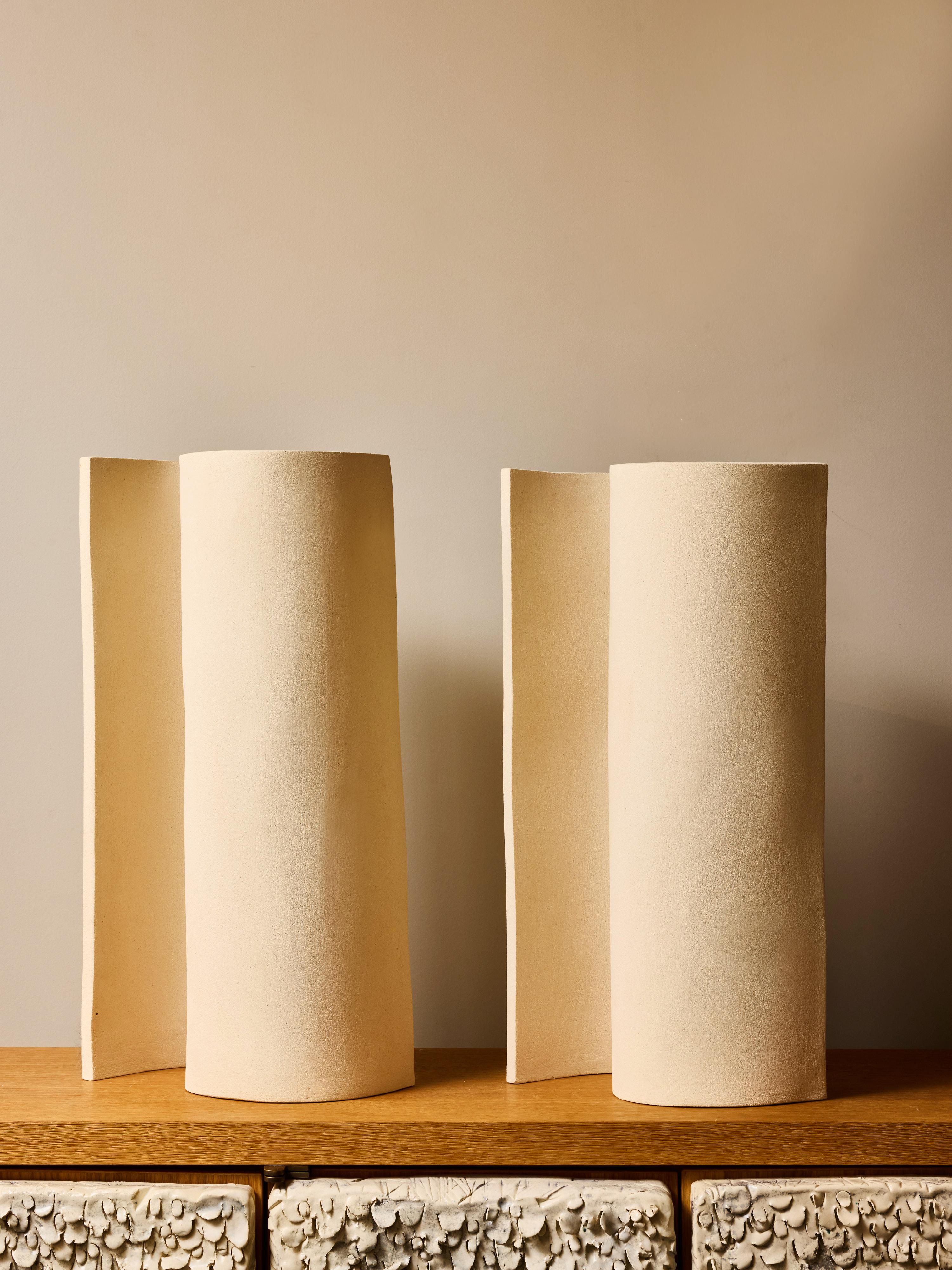 Ein Paar ISIA-Keramik-Tischlampen von Marie Fekroun für Glustin Luminaire (21. Jahrhundert und zeitgenössisch) im Angebot