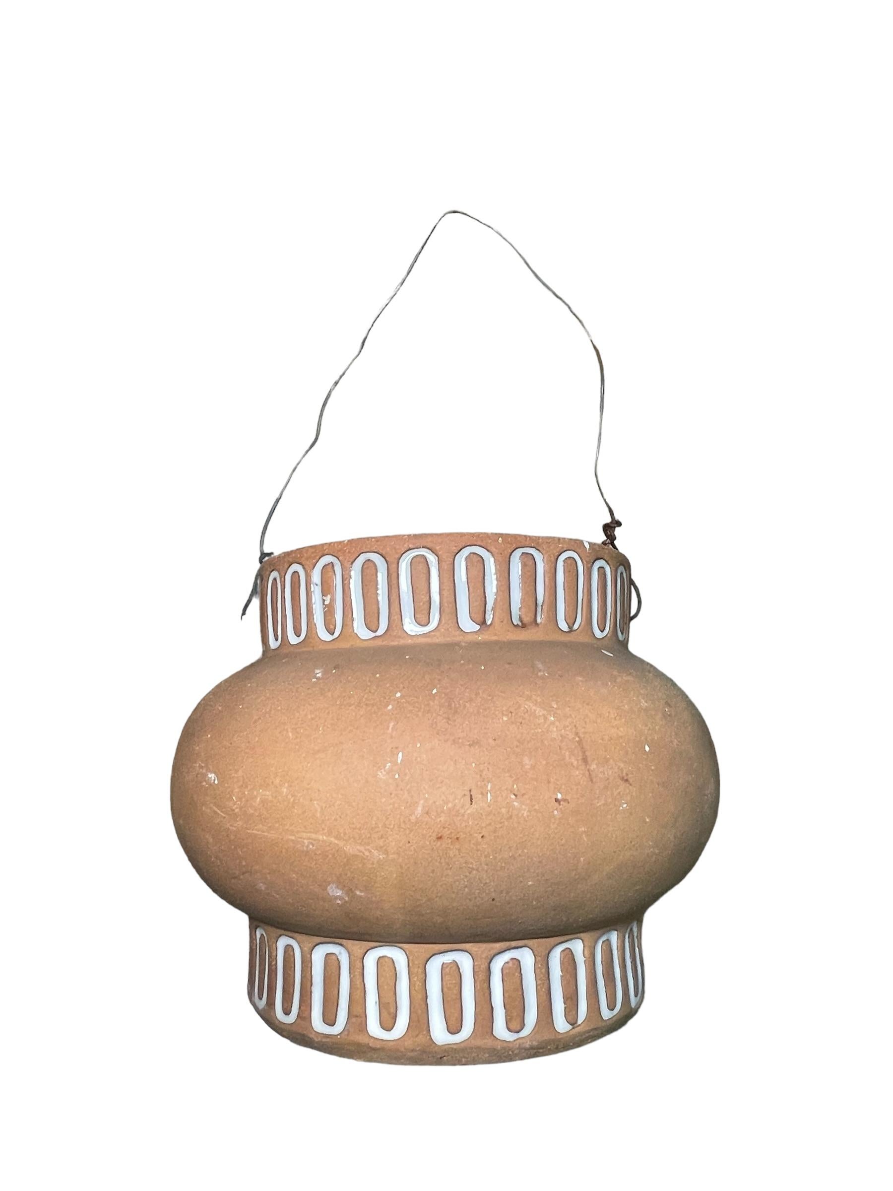 Paar Isla Del Sol Terrakotta hängende Pflanzgefäße (Handgefertigt) im Angebot