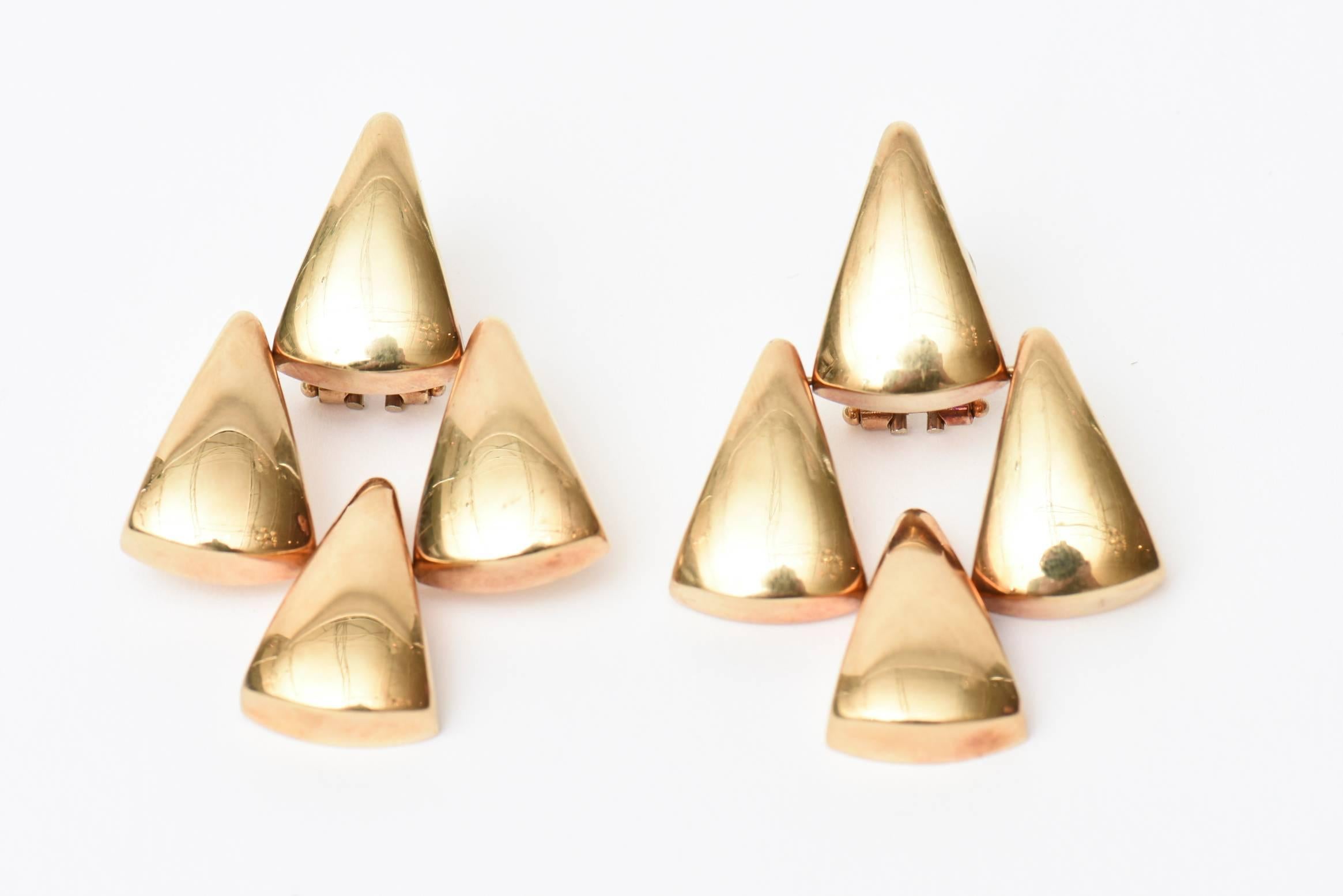 Diese skulpturalen italienischen Ohrringe mit Hebelverschluss aus 14-karätigem Gold bestehen aus 4 Dreiecken, die die Form und skulpturale Gestalt bilden. Sie sind gestempelt !4KT Italy und signiert (IT). Wir wissen nicht, wer das ist. Diese
