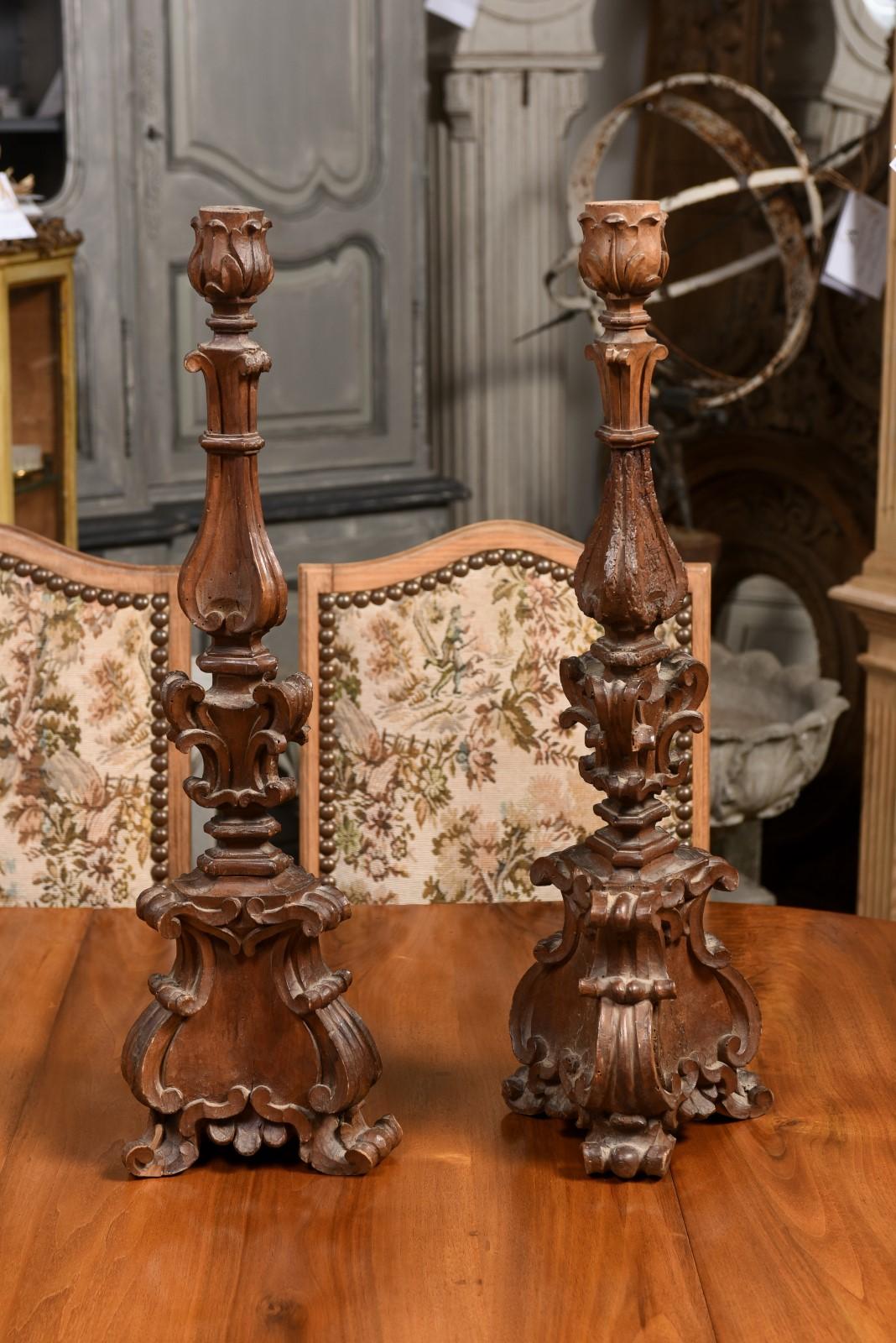 Paar italienische Altarleuchter aus dem Barock des 17. Jahrhunderts mit geschnitztem Dekor im Angebot 1