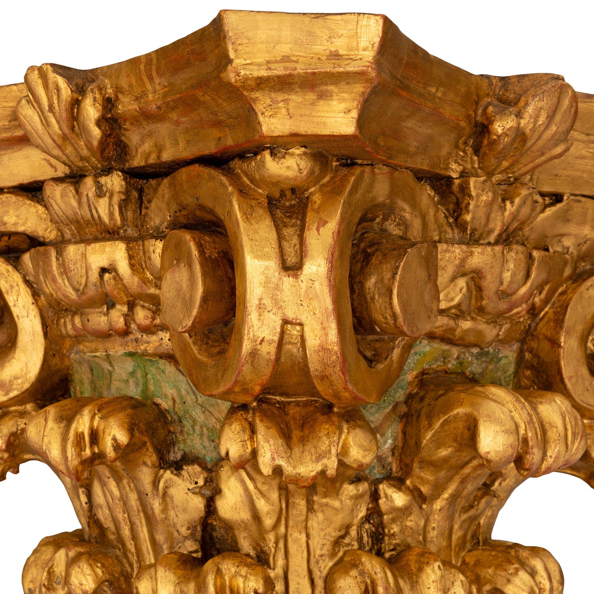 XVIIIe siècle et antérieur Paire de colonnes italiennes en bois doré de la période baroque du 17e siècle, vers 1670 en vente