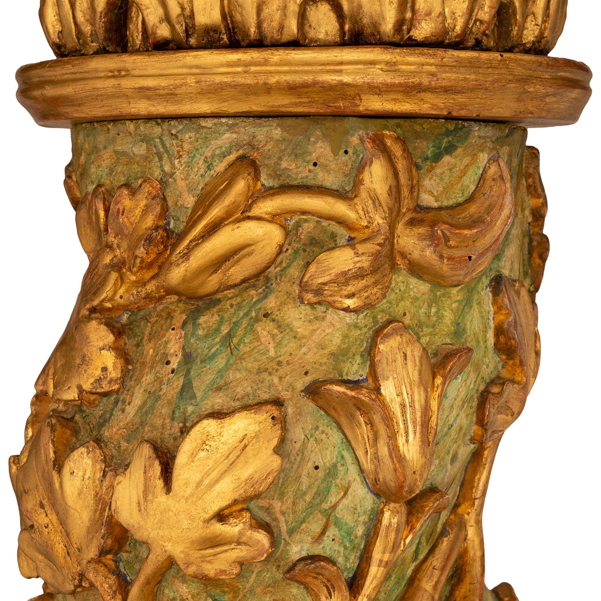 Bois doré Paire de colonnes italiennes en bois doré de la période baroque du 17e siècle, vers 1670 en vente
