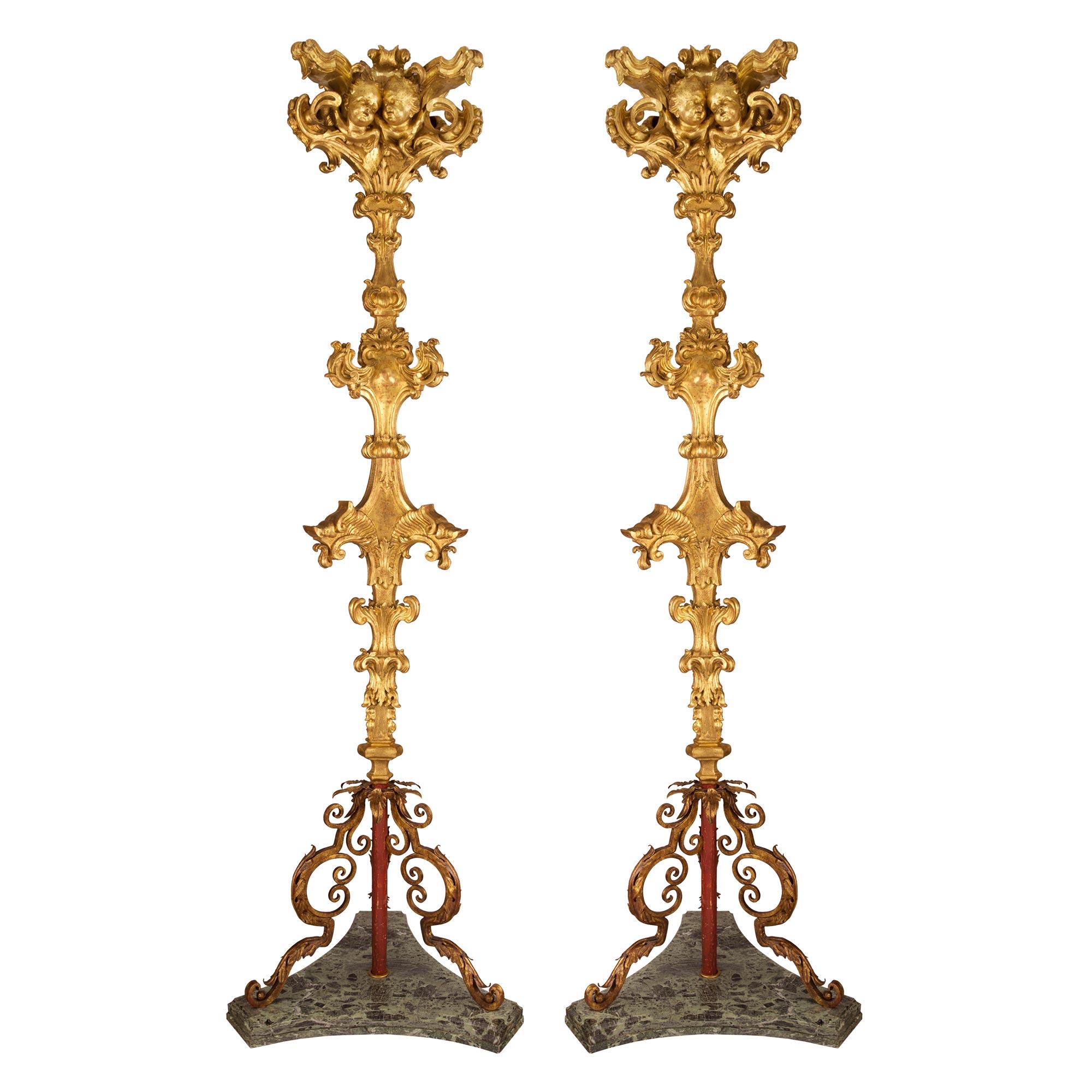 Baroque Paire de lampadaires italiens en bois doré d'époque baroque du 17ème siècle en vente