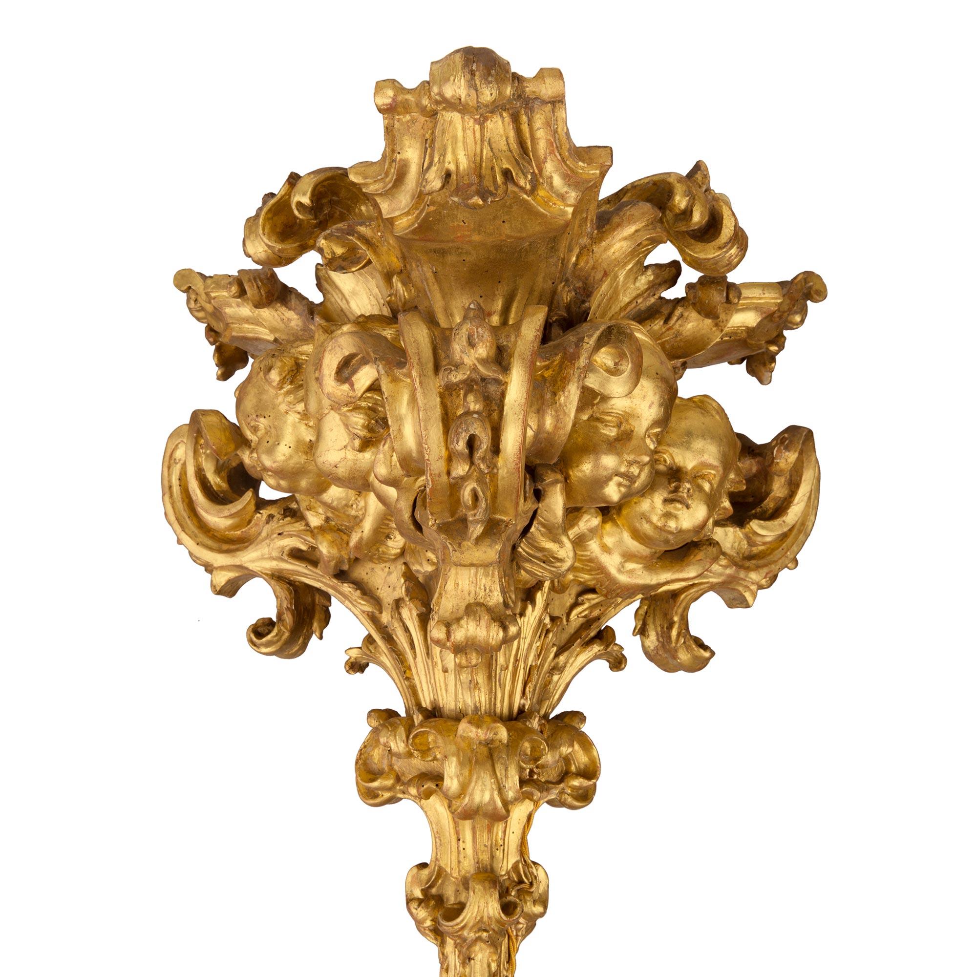 XVIIIe siècle et antérieur Paire de lampadaires italiens en bois doré d'époque baroque du 17ème siècle en vente