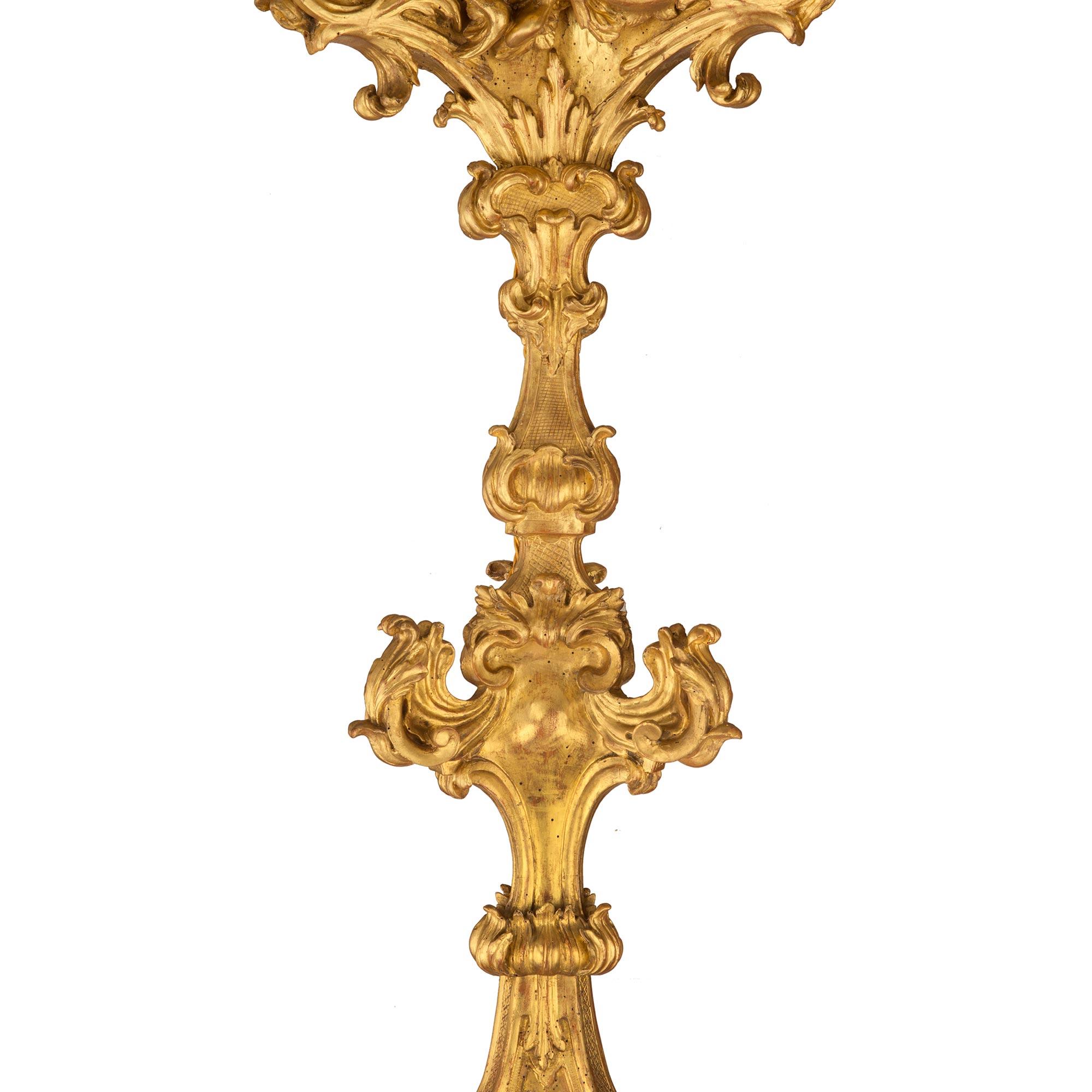 Métal Paire de lampadaires italiens en bois doré d'époque baroque du 17ème siècle en vente