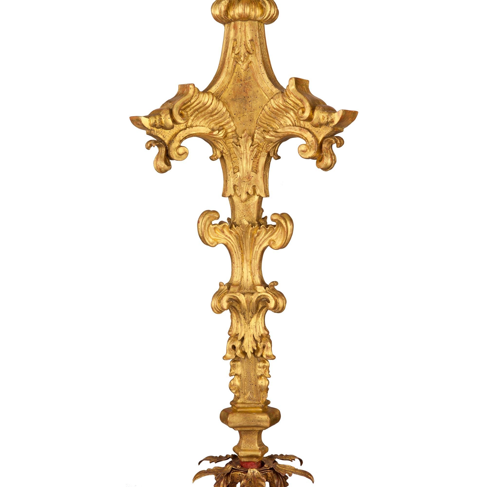 Paire de lampadaires italiens en bois doré d'époque baroque du 17ème siècle en vente 1