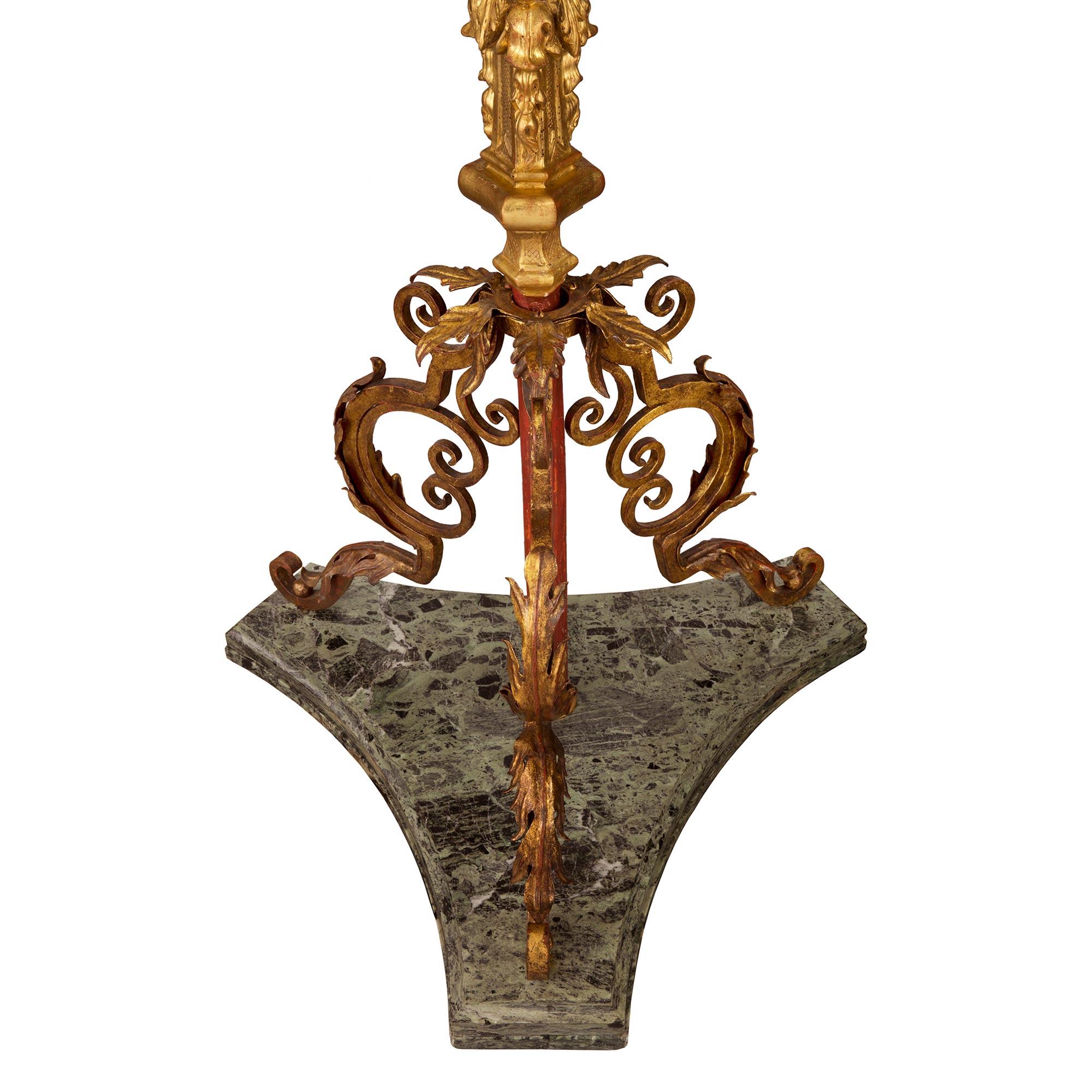 Paire de lampadaires italiens en bois doré d'époque baroque du 17ème siècle en vente 2
