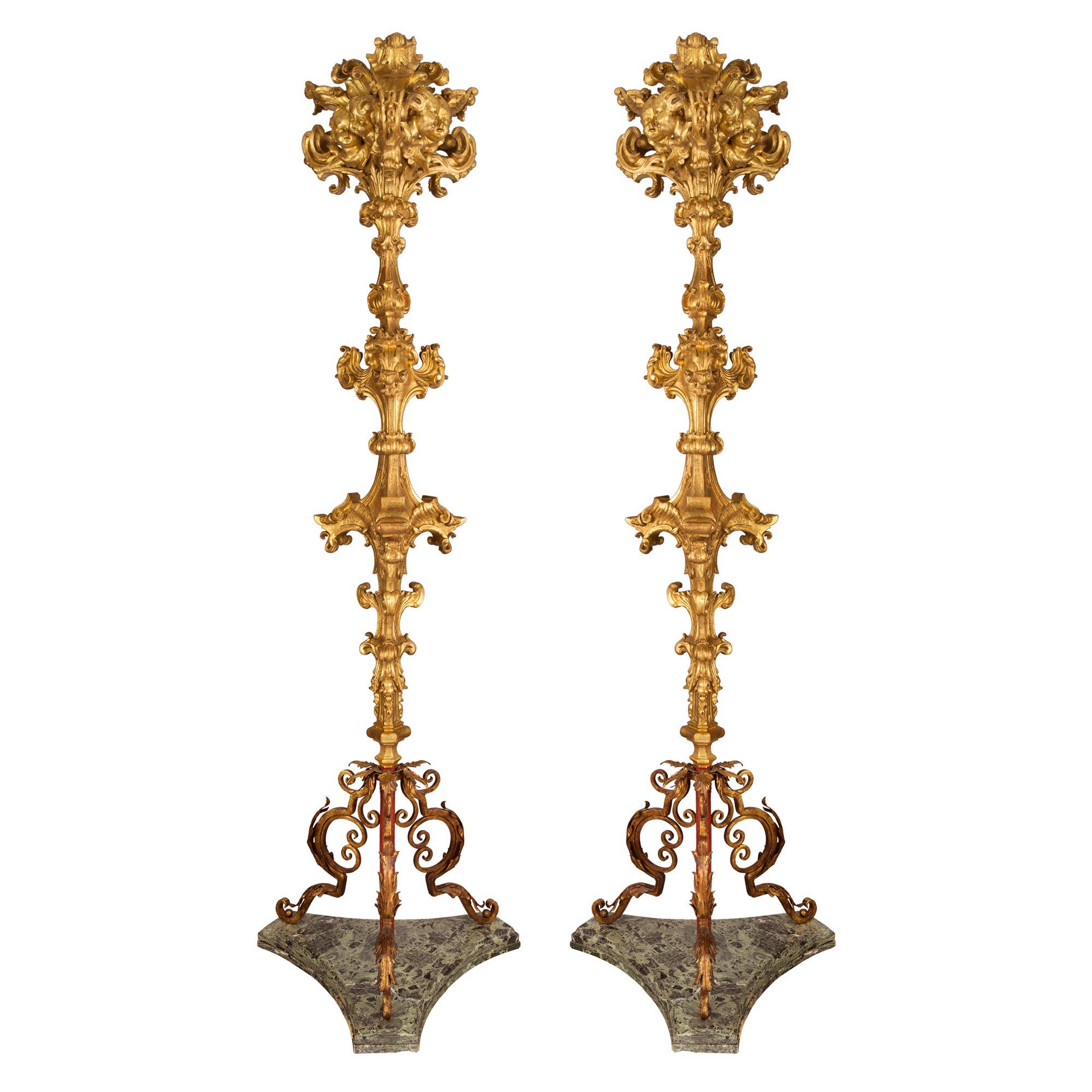 Paire de lampadaires italiens en bois doré d'époque baroque du 17ème siècle