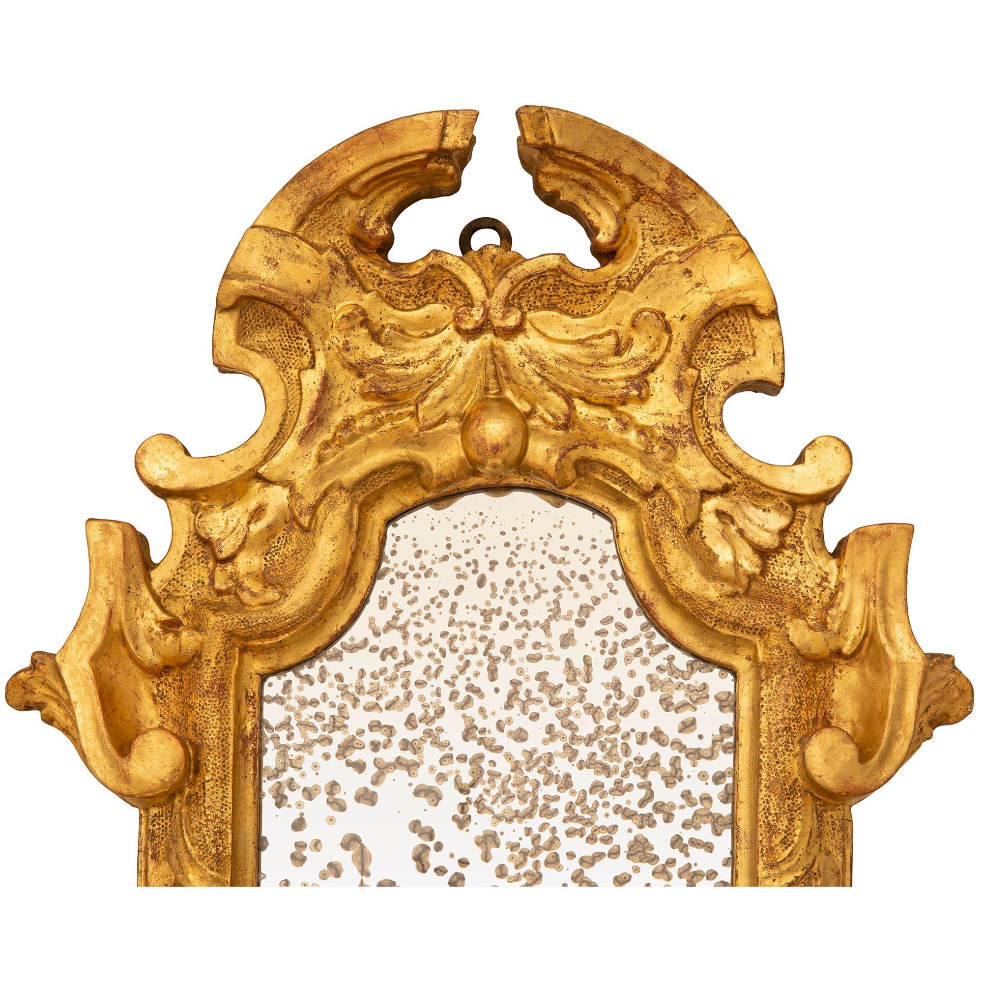 18th Century and Earlier pair of Italian 17th century Baroque period Giltwood mirrored wall brackets For Sale