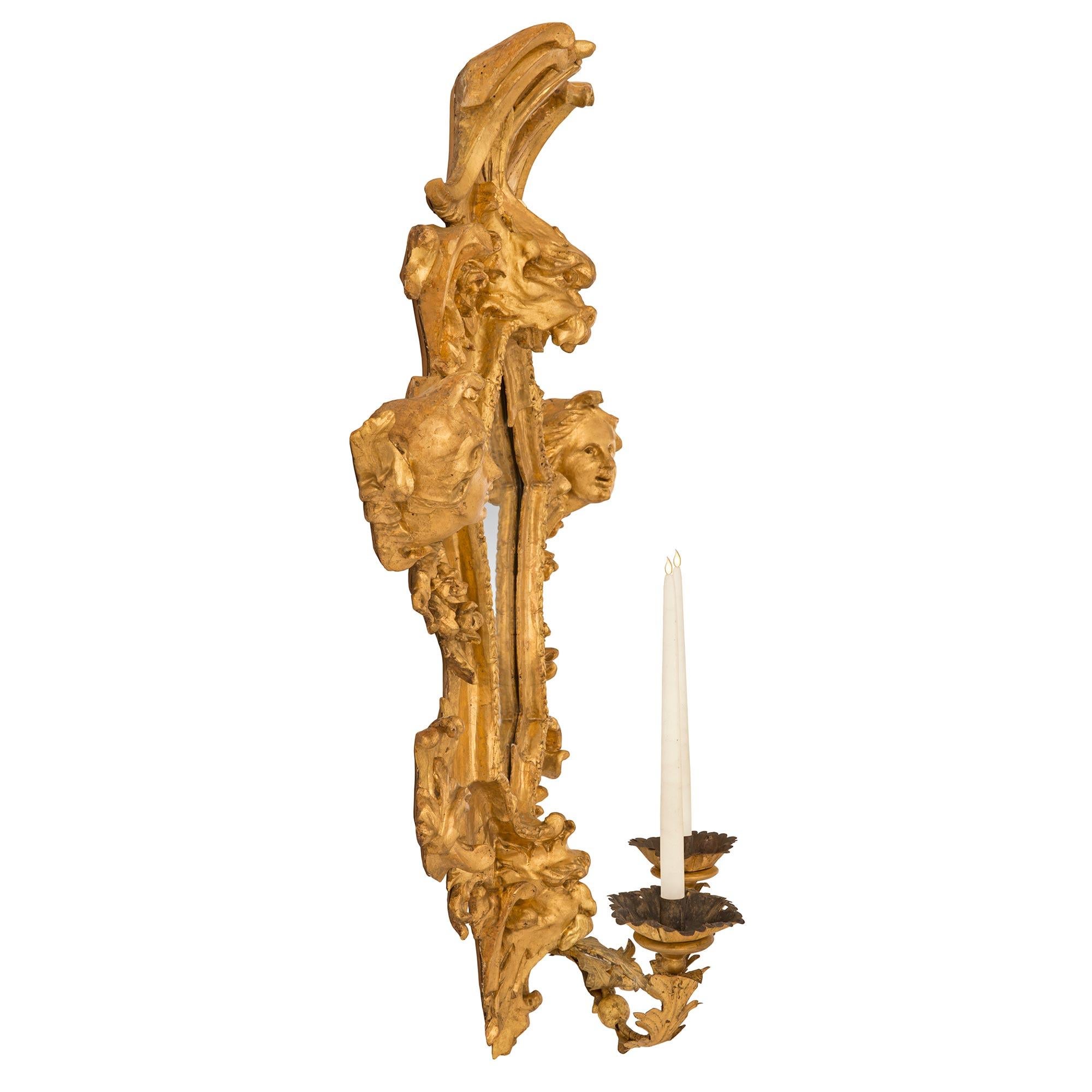 Baroque Paire d'appliques italiennes en bois doré avec miroirs romains d'époque baroque du 17ème siècle en vente