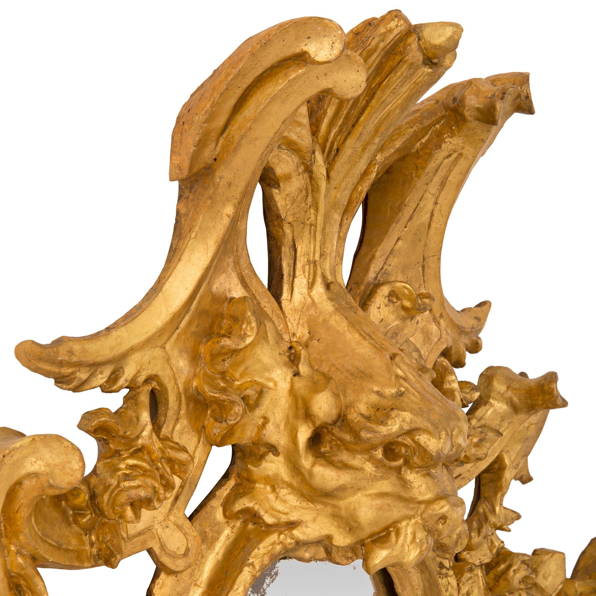 Paire d'appliques italiennes en bois doré avec miroirs romains d'époque baroque du 17ème siècle Bon état - En vente à West Palm Beach, FL