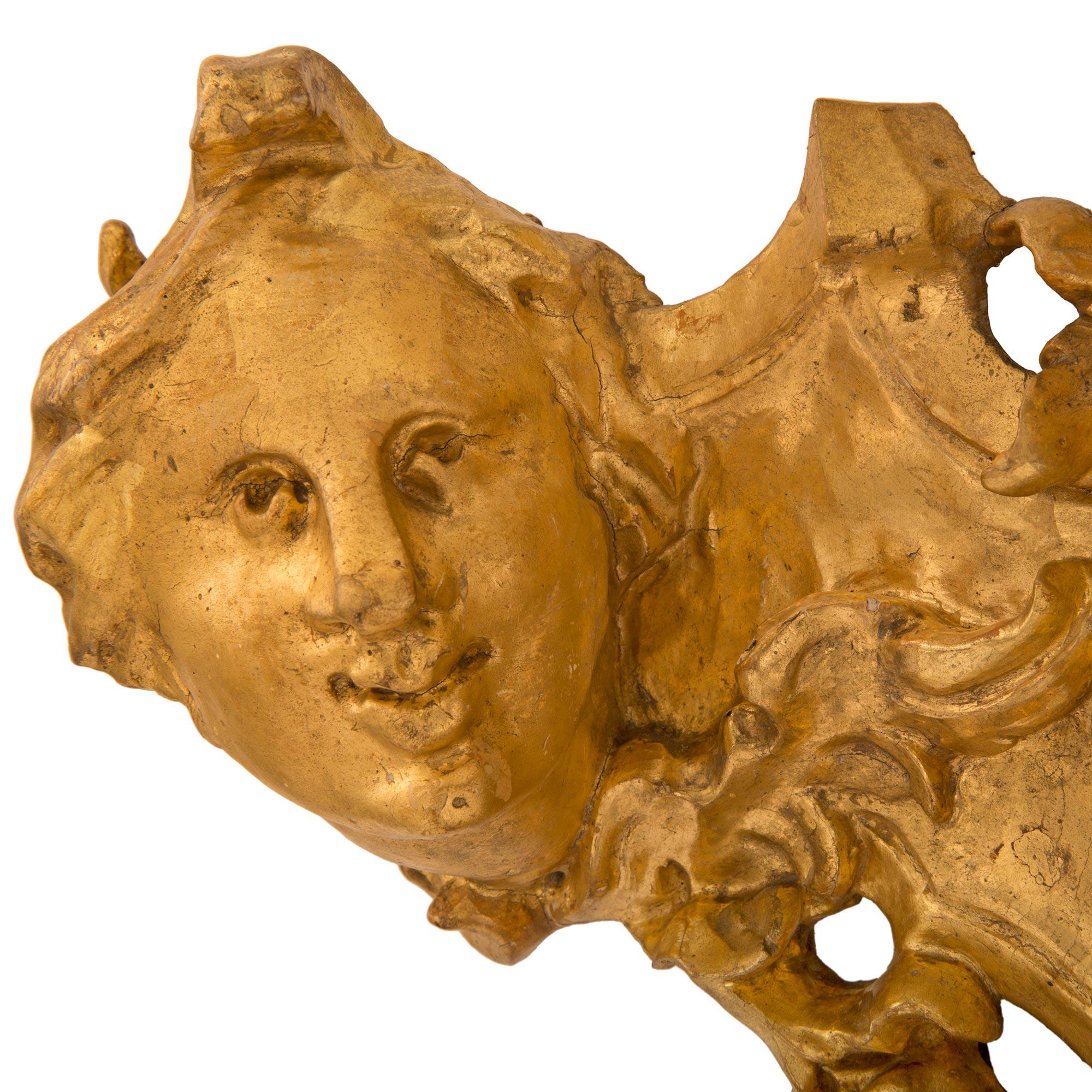 XVIIIe siècle et antérieur Paire d'appliques italiennes en bois doré avec miroirs romains d'époque baroque du 17ème siècle en vente