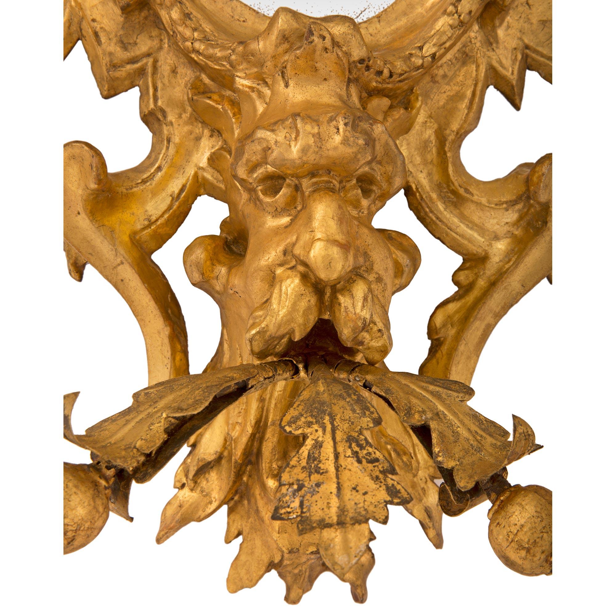 Miroir Paire d'appliques italiennes en bois doré avec miroirs romains d'époque baroque du 17ème siècle en vente