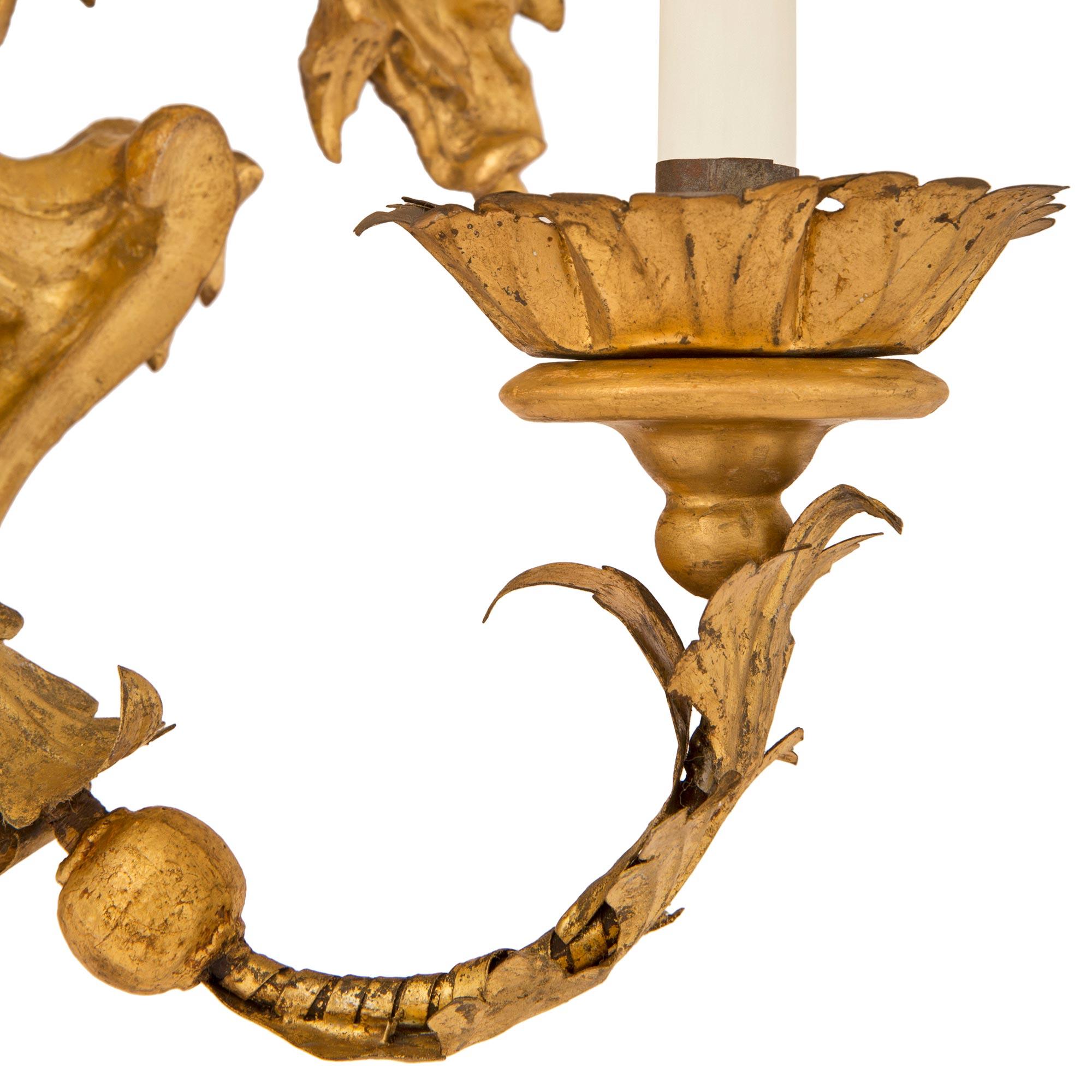 Paire d'appliques italiennes en bois doré avec miroirs romains d'époque baroque du 17ème siècle en vente 1
