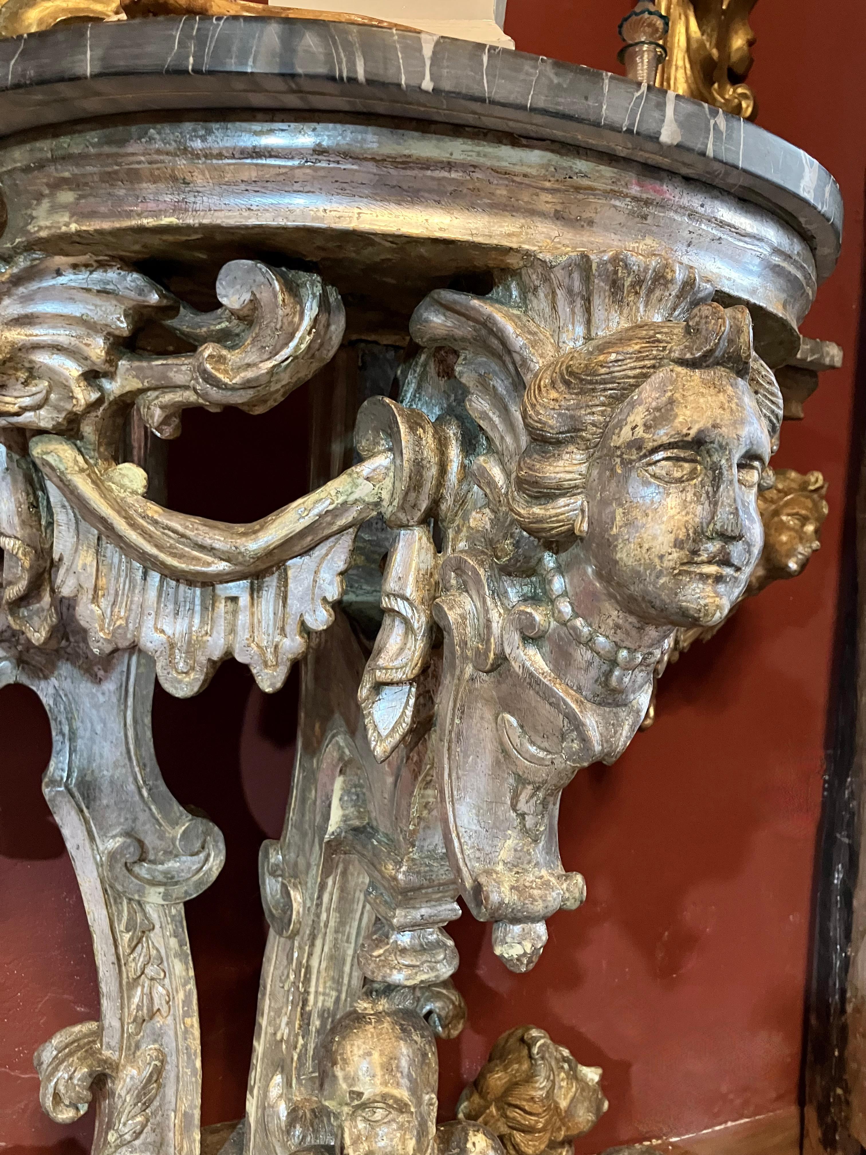 Pareja de consolas escultóricas italianas del siglo XVII de plata dorada a la meca Barroco en venta