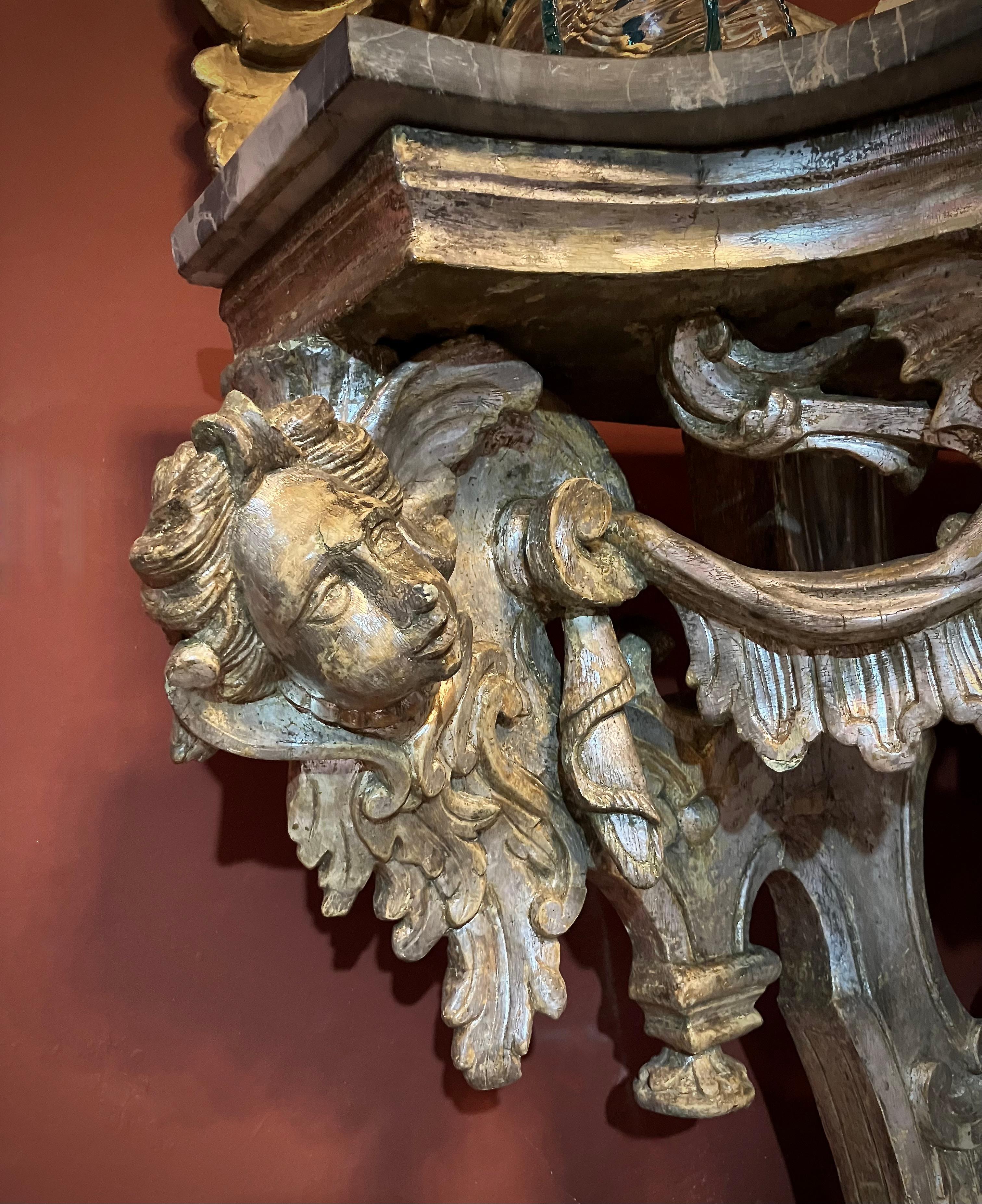 Pareja de consolas escultóricas italianas del siglo XVII de plata dorada a la meca Italiano en venta