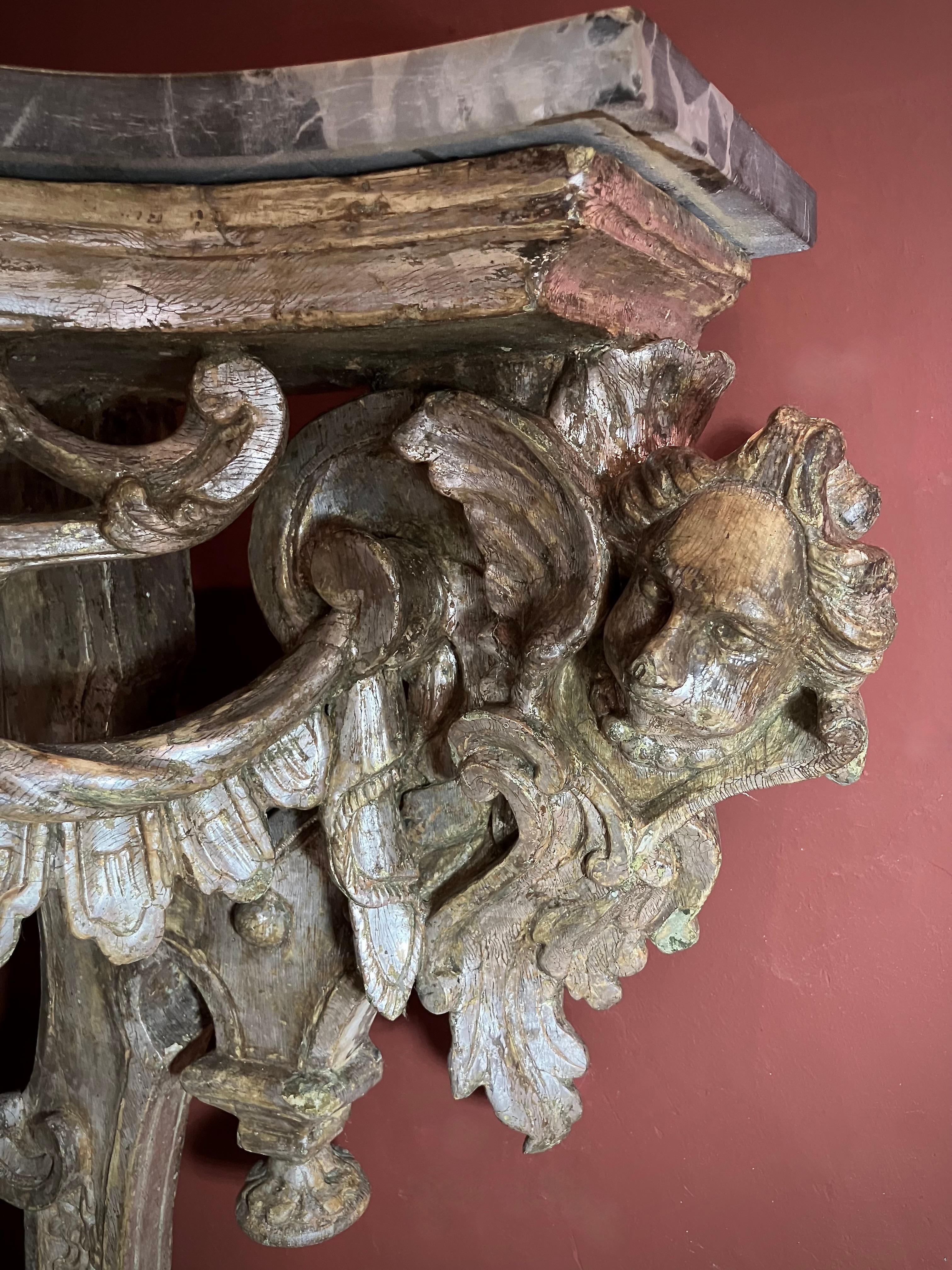Pareja de consolas escultóricas italianas del siglo XVII de plata dorada a la meca siglo XVIII y antes en venta
