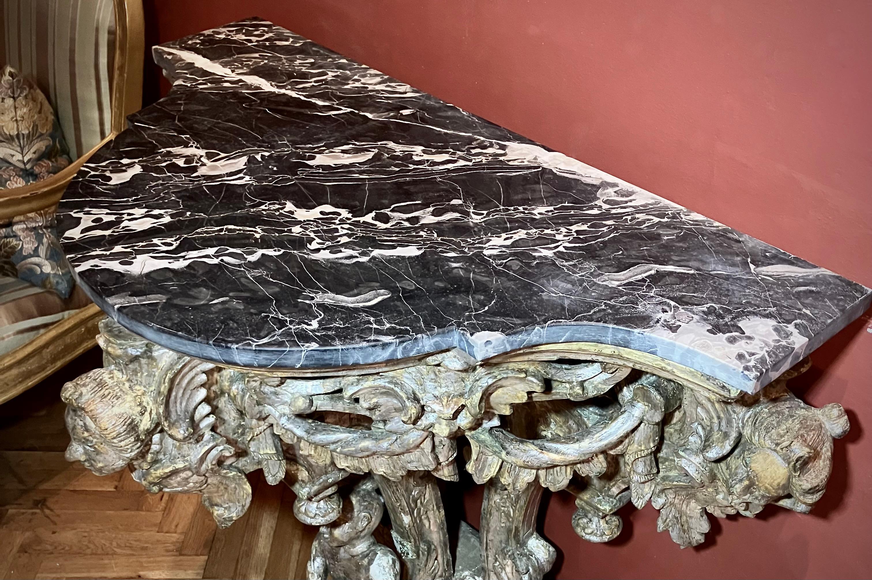 Pareja de consolas escultóricas italianas del siglo XVII de plata dorada a la meca Hoja de plata en venta