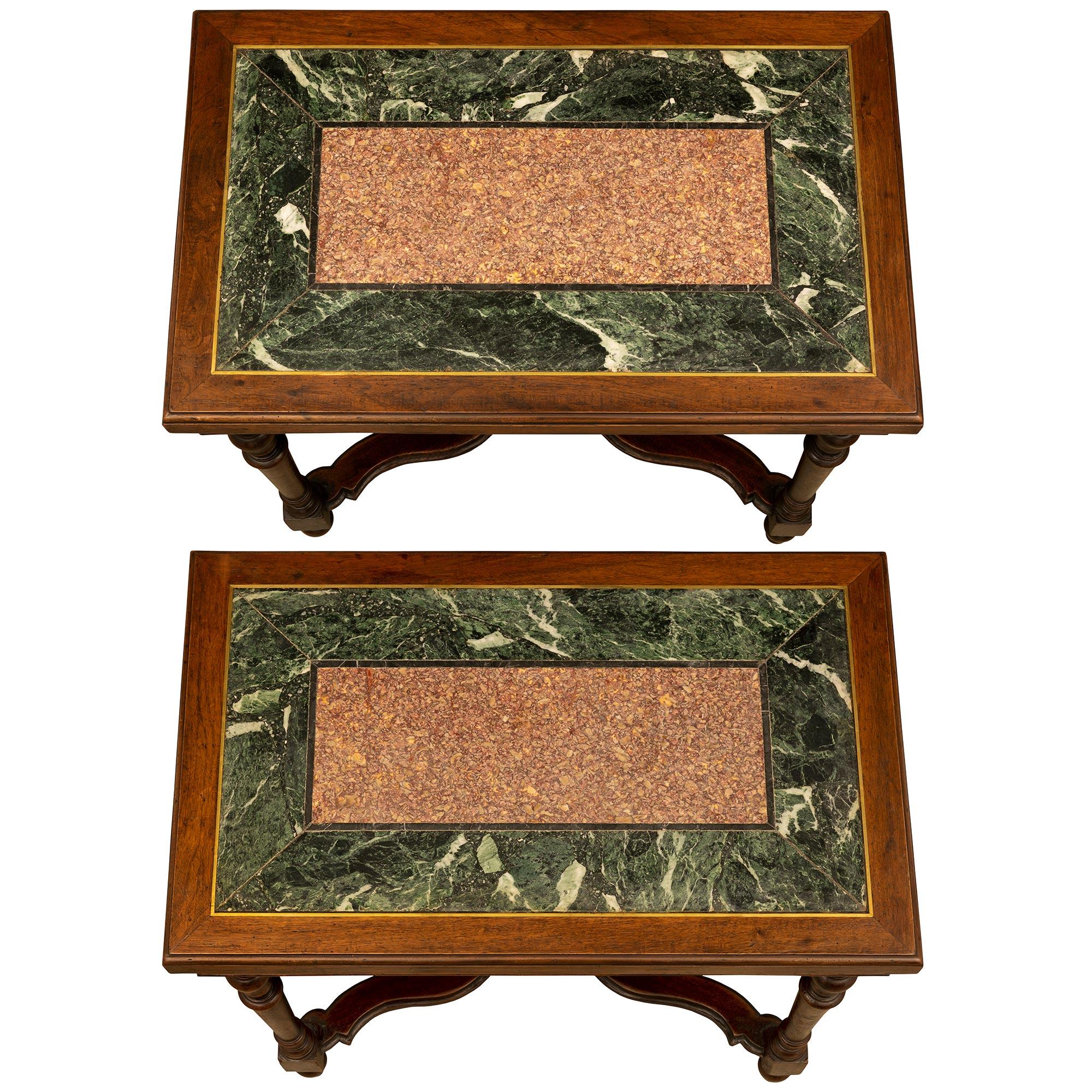 Une belle paire de tables d'appoint italiennes du XVIIe siècle en noyer, Vert Patricia et marbre Brocatelle d'Espagne. Les tables reposent sur quatre pieds tournés et sont reliées par un châssis en forme de H incurvé. Au-dessus du tablier droit se