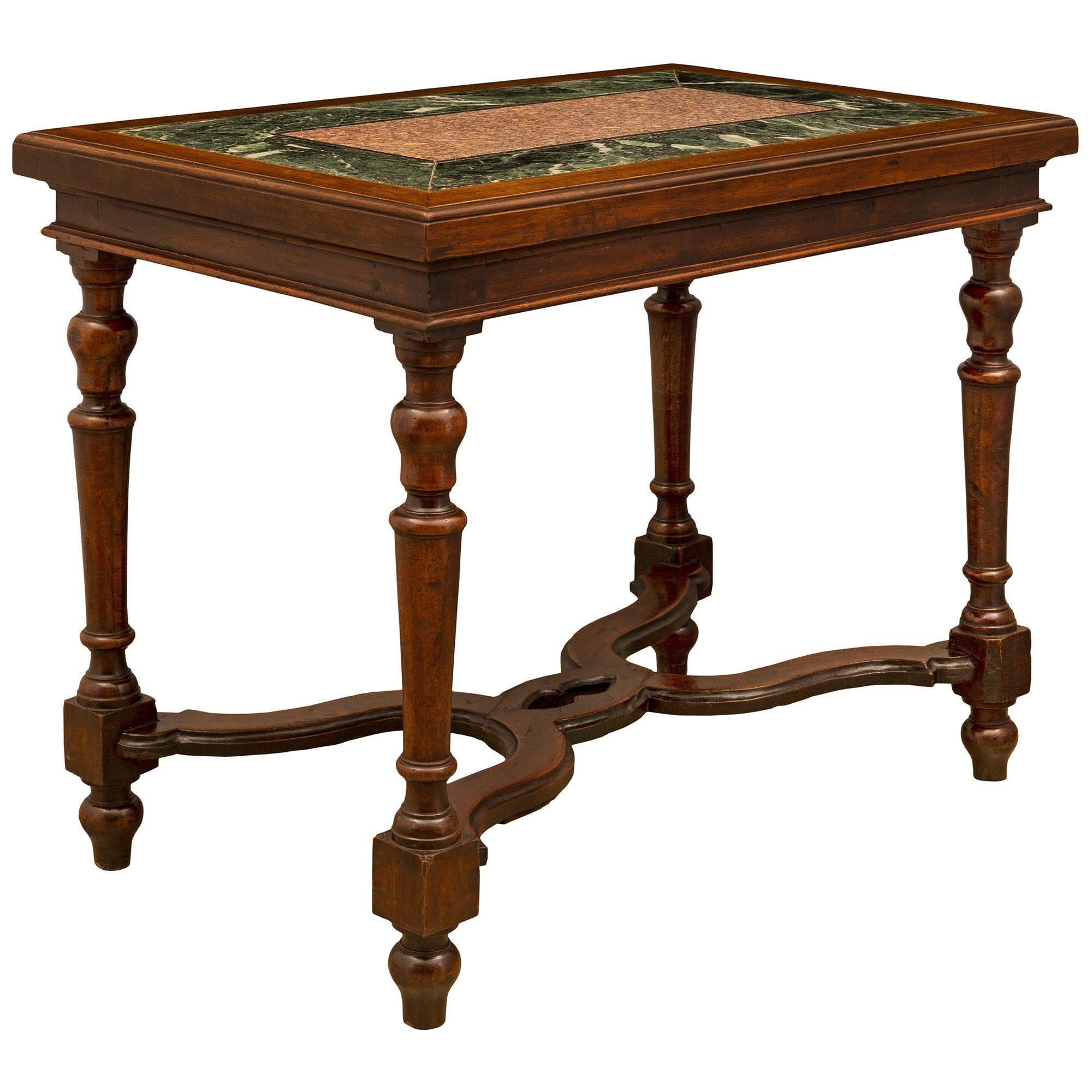 Paire de tables d'appoint italiennes du XVIIe siècle en noyer et marbre Bon état - En vente à West Palm Beach, FL