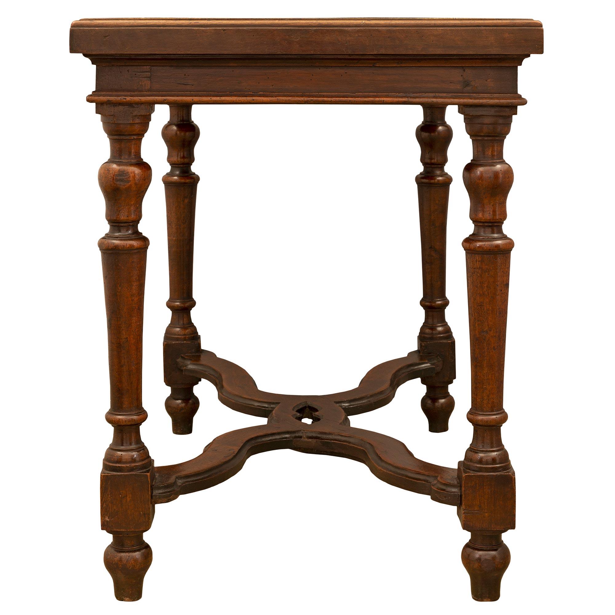XVIIIe siècle et antérieur Paire de tables d'appoint italiennes du XVIIe siècle en noyer et marbre en vente
