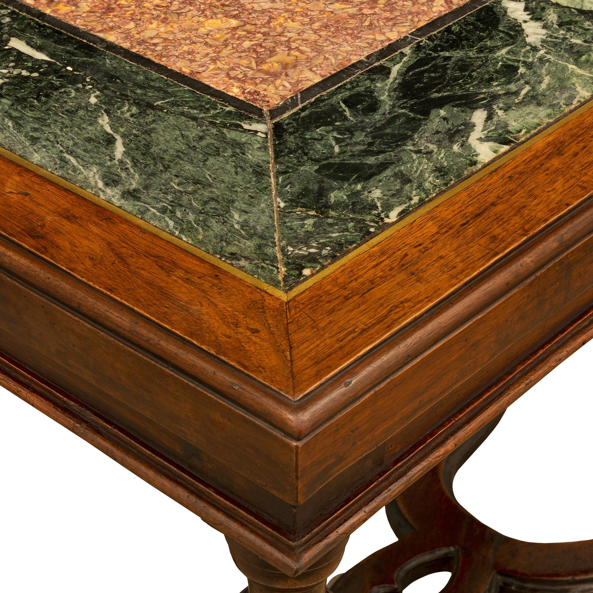 Marbre Paire de tables d'appoint italiennes du XVIIe siècle en noyer et marbre en vente