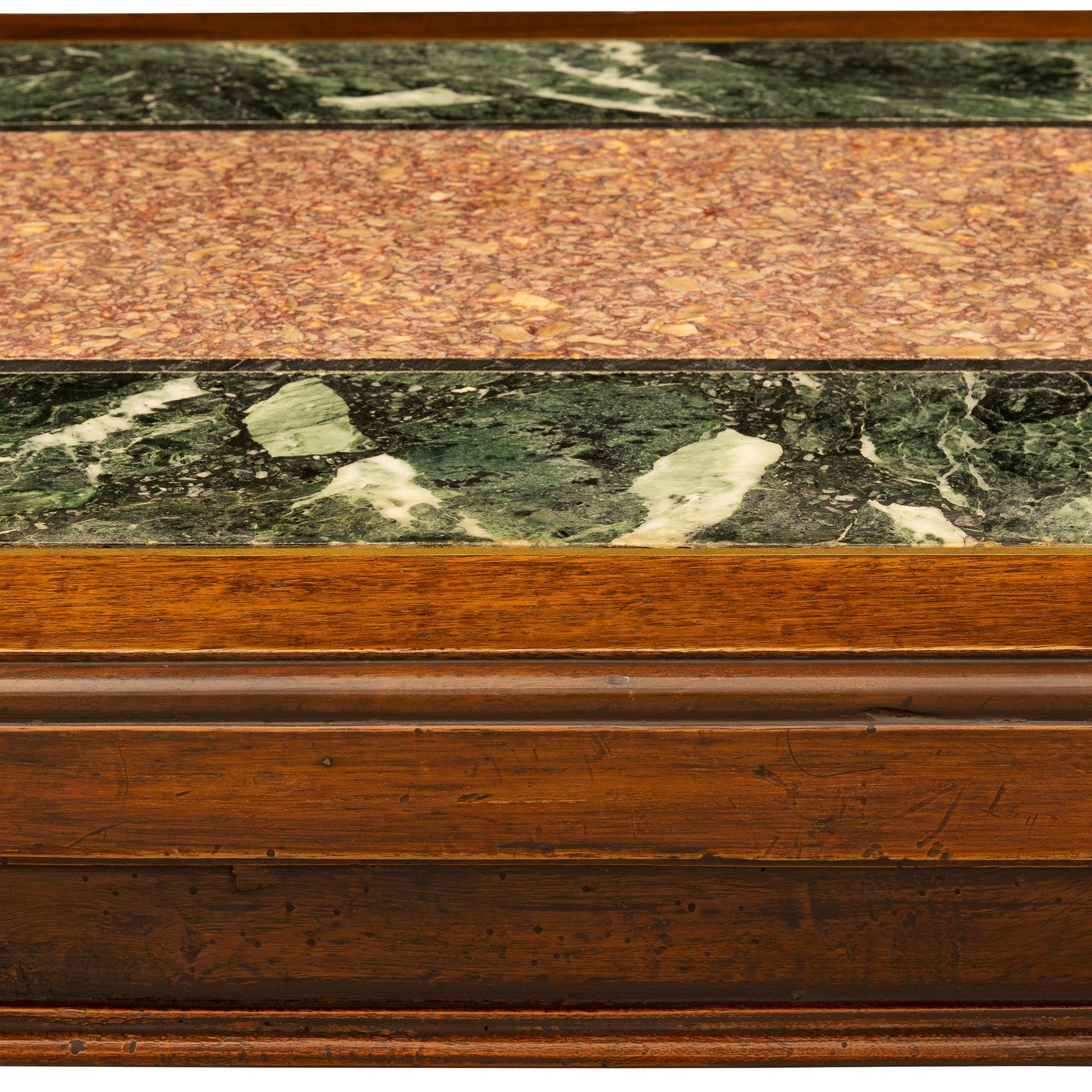 Paire de tables d'appoint italiennes du XVIIe siècle en noyer et marbre en vente 1