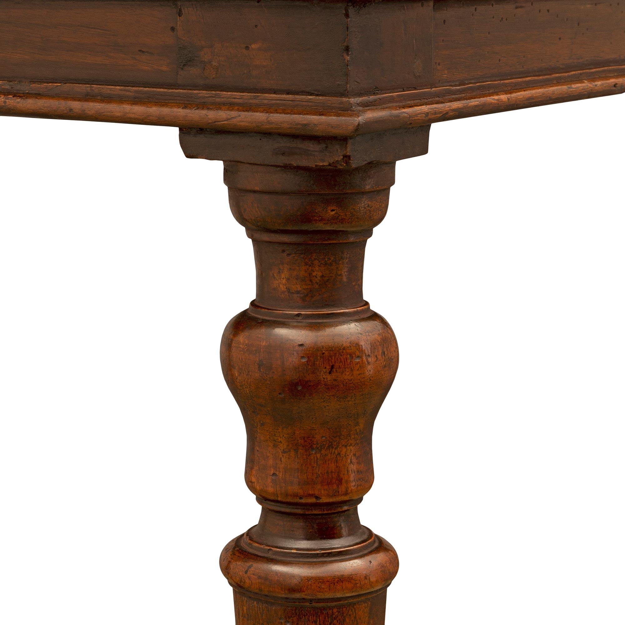 Paire de tables d'appoint italiennes du XVIIe siècle en noyer et marbre en vente 2