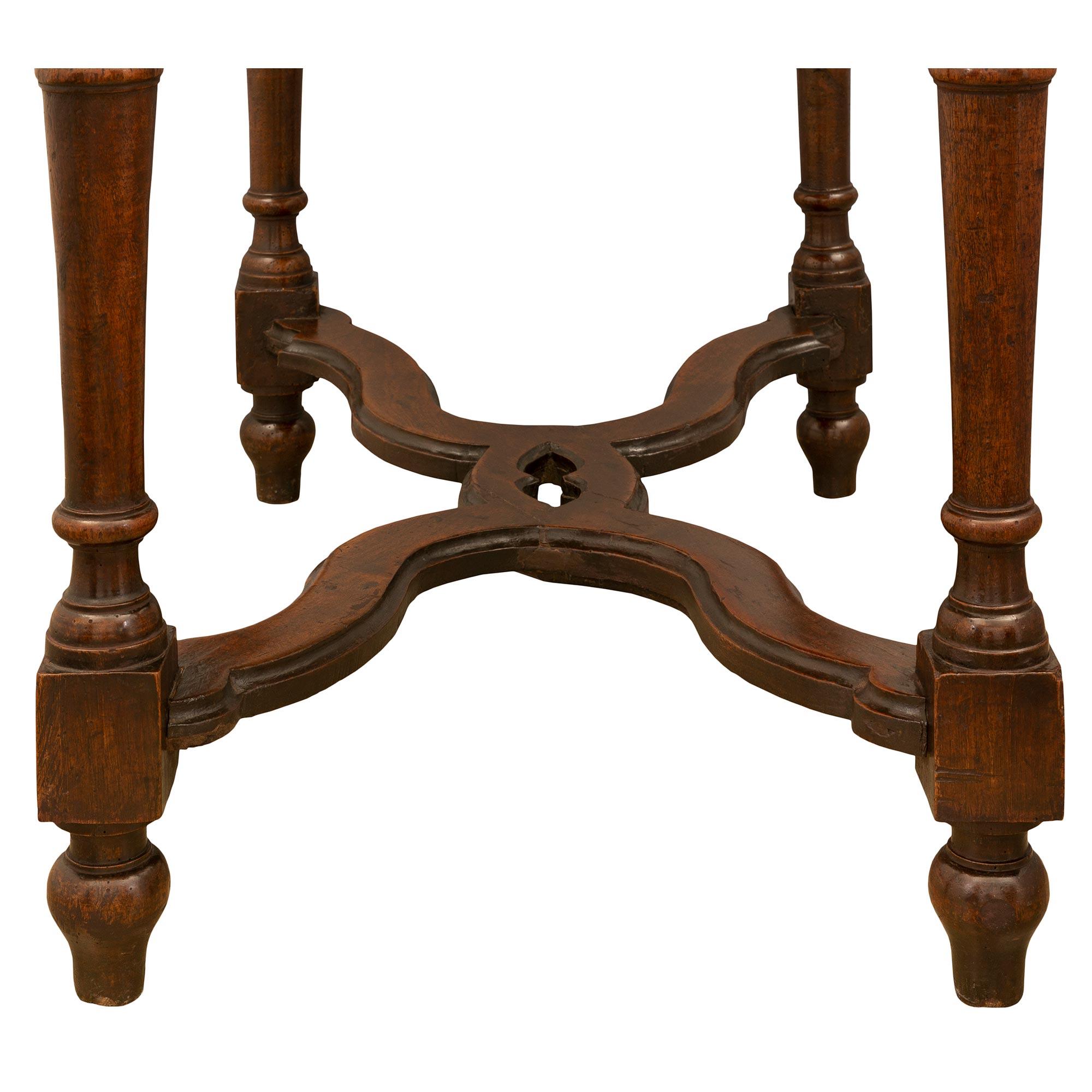Paire de tables d'appoint italiennes du XVIIe siècle en noyer et marbre en vente 3
