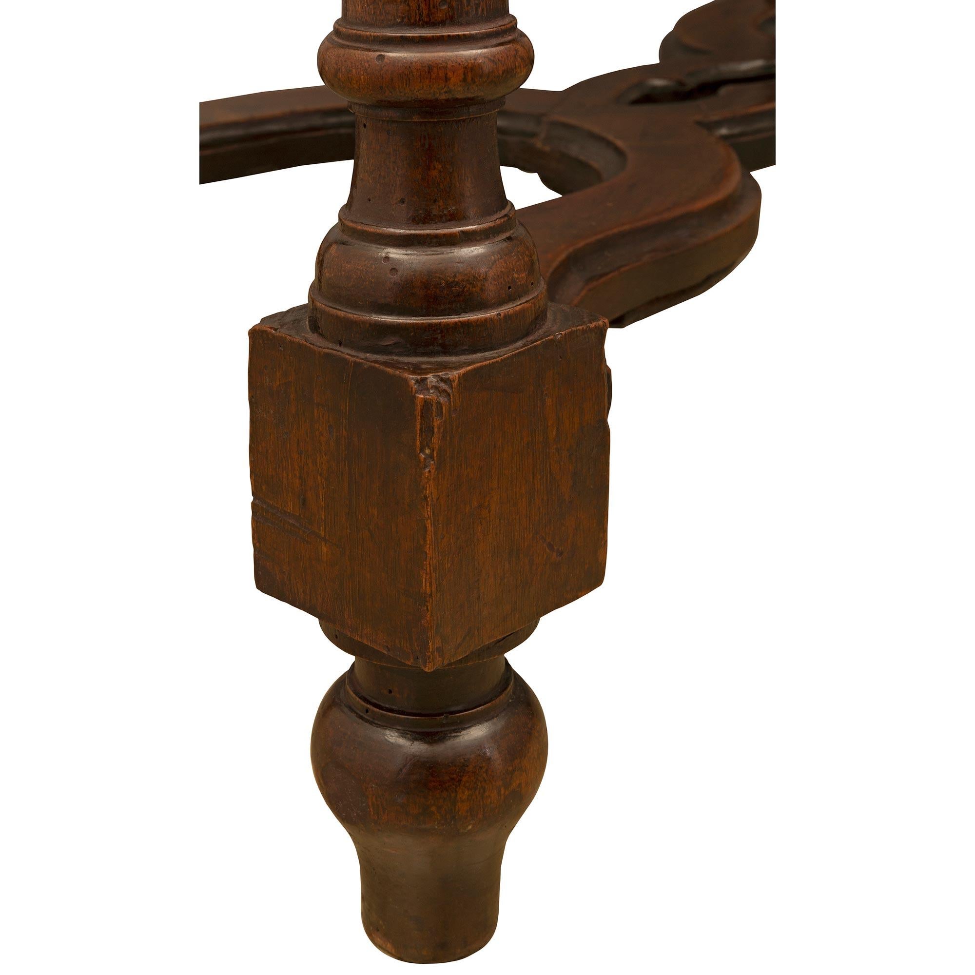 Paire de tables d'appoint italiennes du XVIIe siècle en noyer et marbre en vente 4