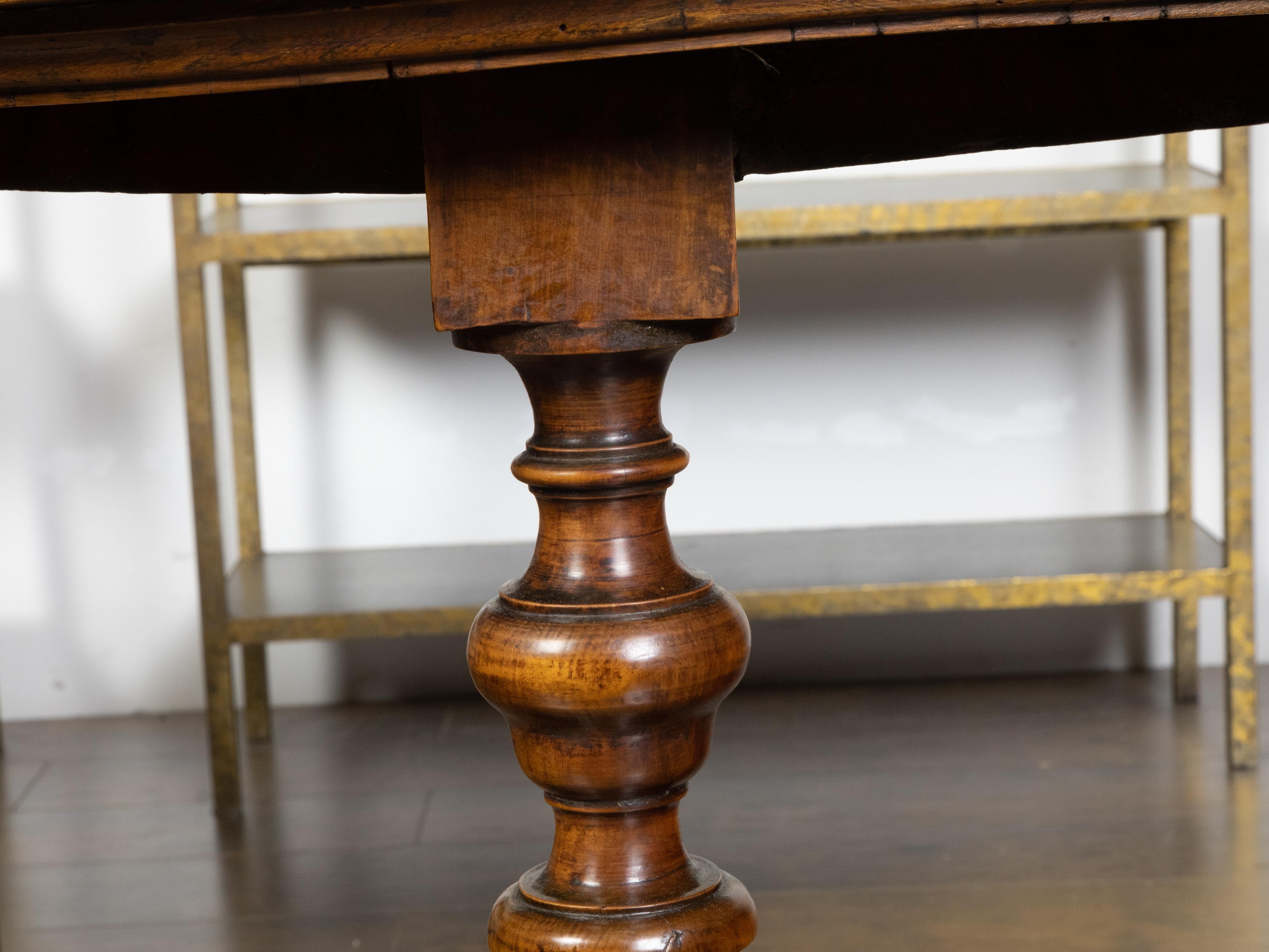 Paar italienische Demilunen aus Nussbaumholz im Barockstil aus den 1800er Jahren mit geschnitzten Trägern (19. Jahrhundert) im Angebot