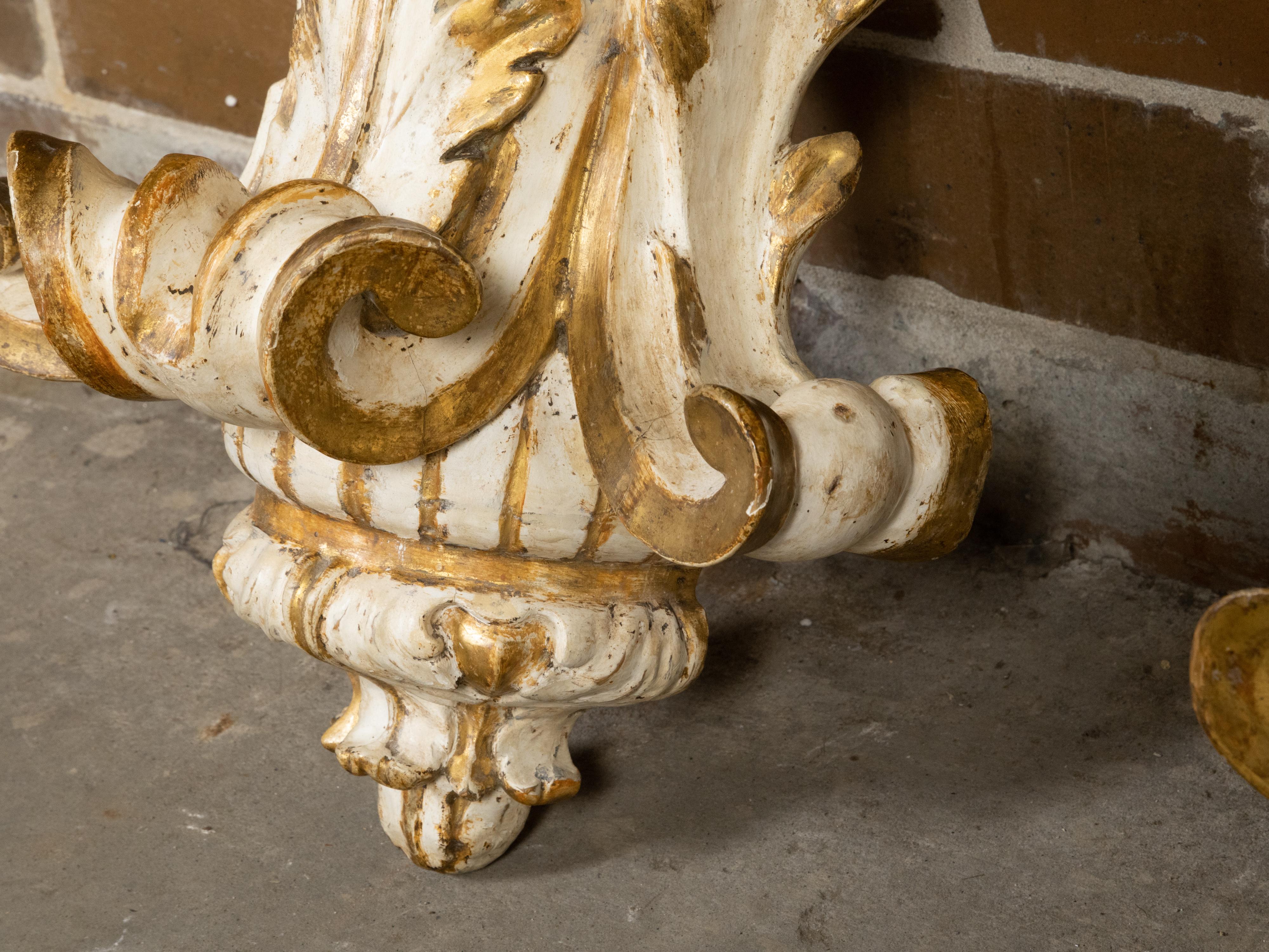 Pair of Italian 1800s Painted and Parcel-Gilt Wall Brackets with Acanthus Leaves For Sale 4