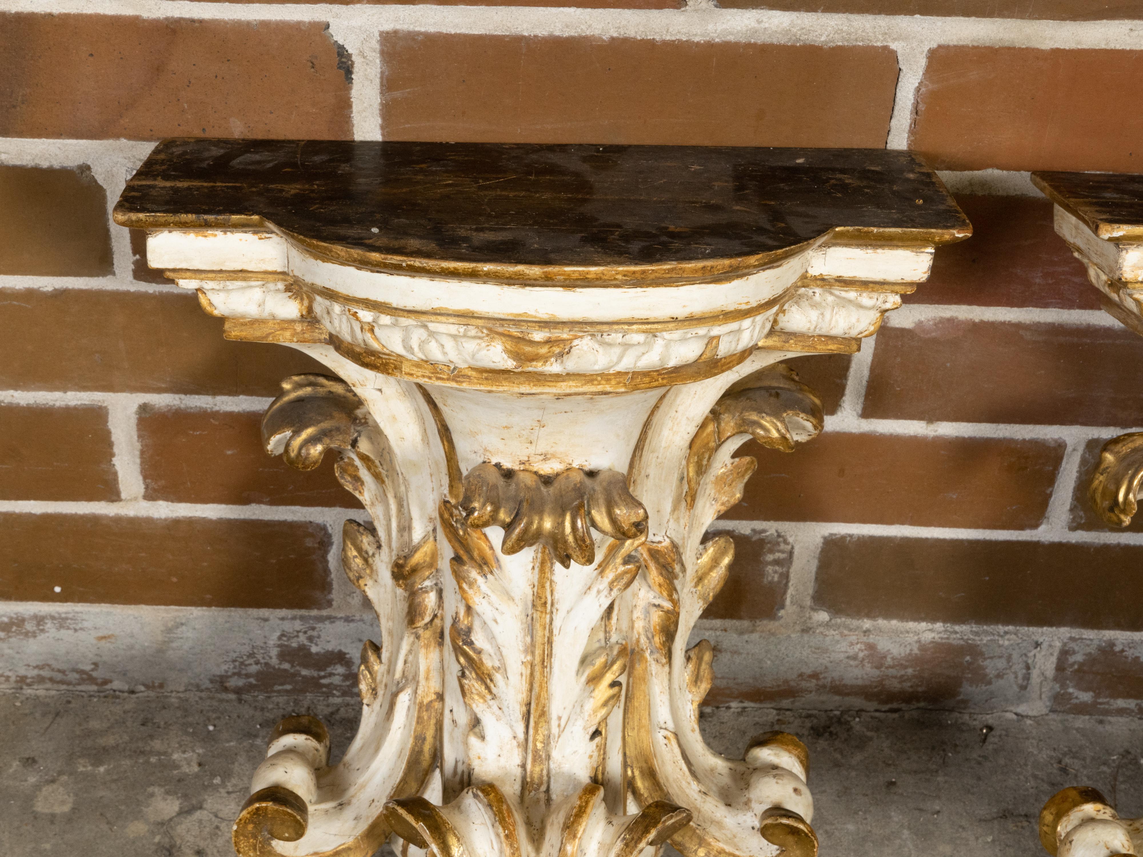 Carved Pair of Italian 1800s Painted and Parcel-Gilt Wall Brackets with Acanthus Leaves For Sale