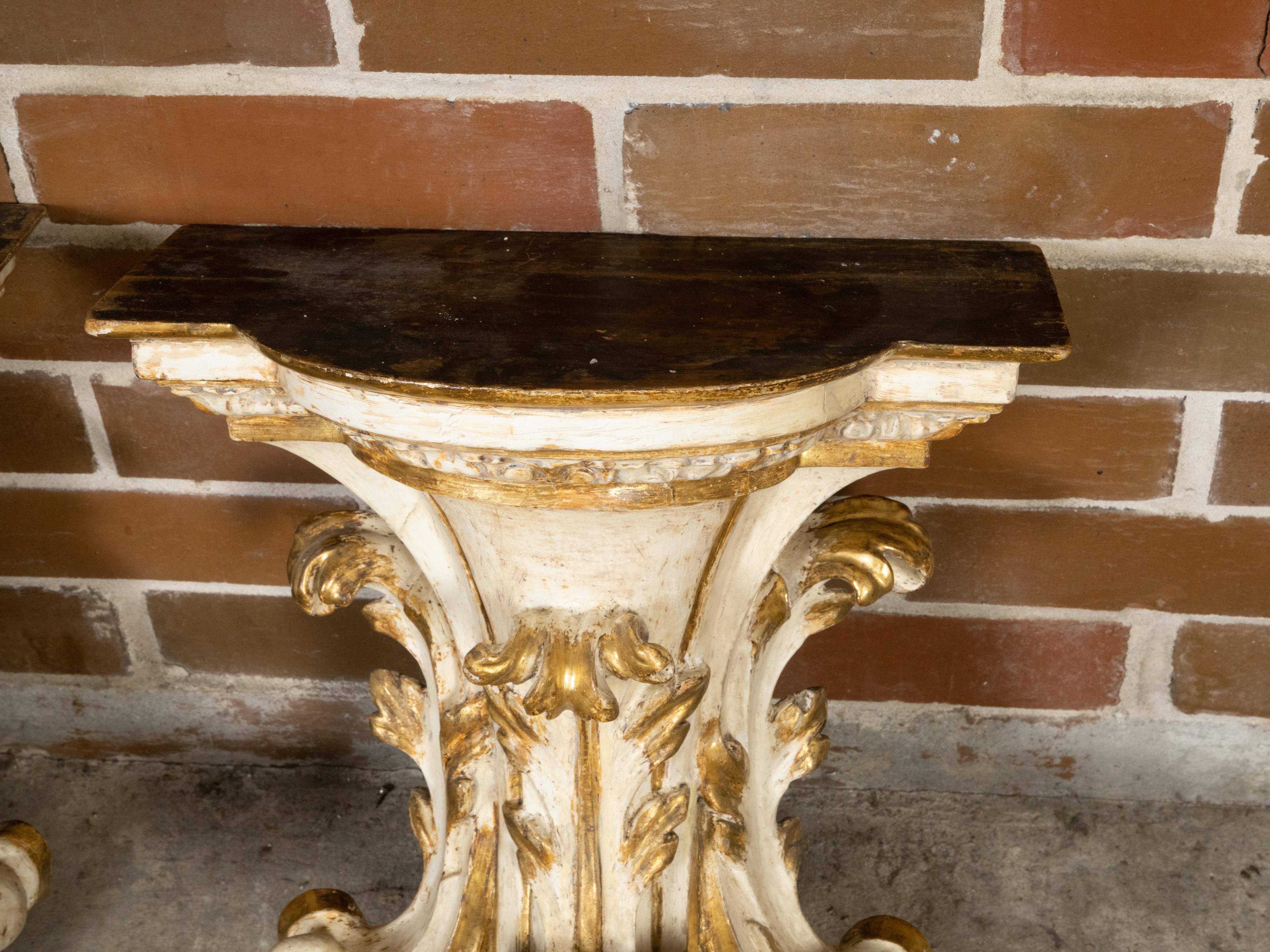 Pair of Italian 1800s Painted and Parcel-Gilt Wall Brackets with Acanthus Leaves In Good Condition For Sale In Atlanta, GA