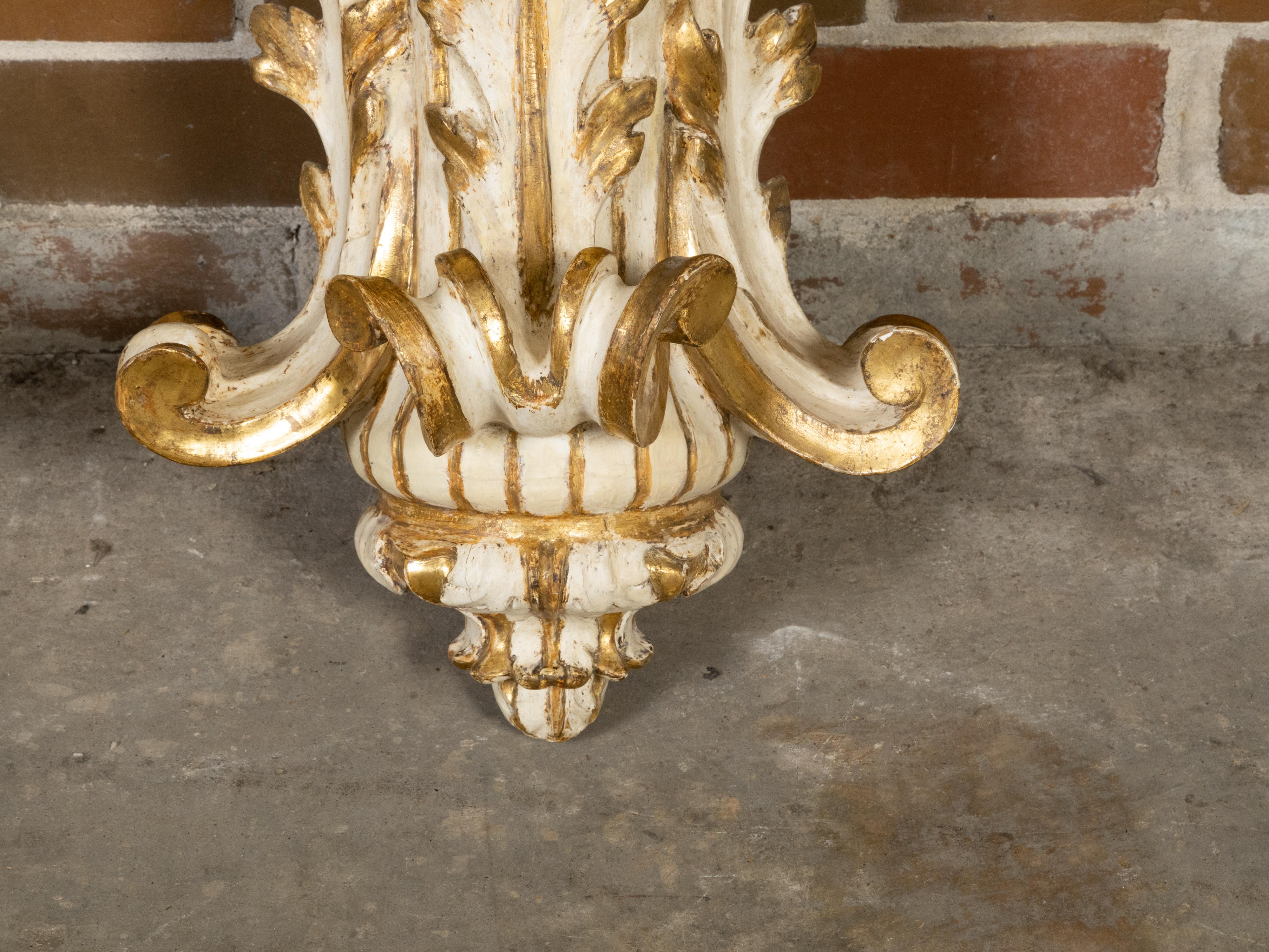 19th Century Pair of Italian 1800s Painted and Parcel-Gilt Wall Brackets with Acanthus Leaves For Sale