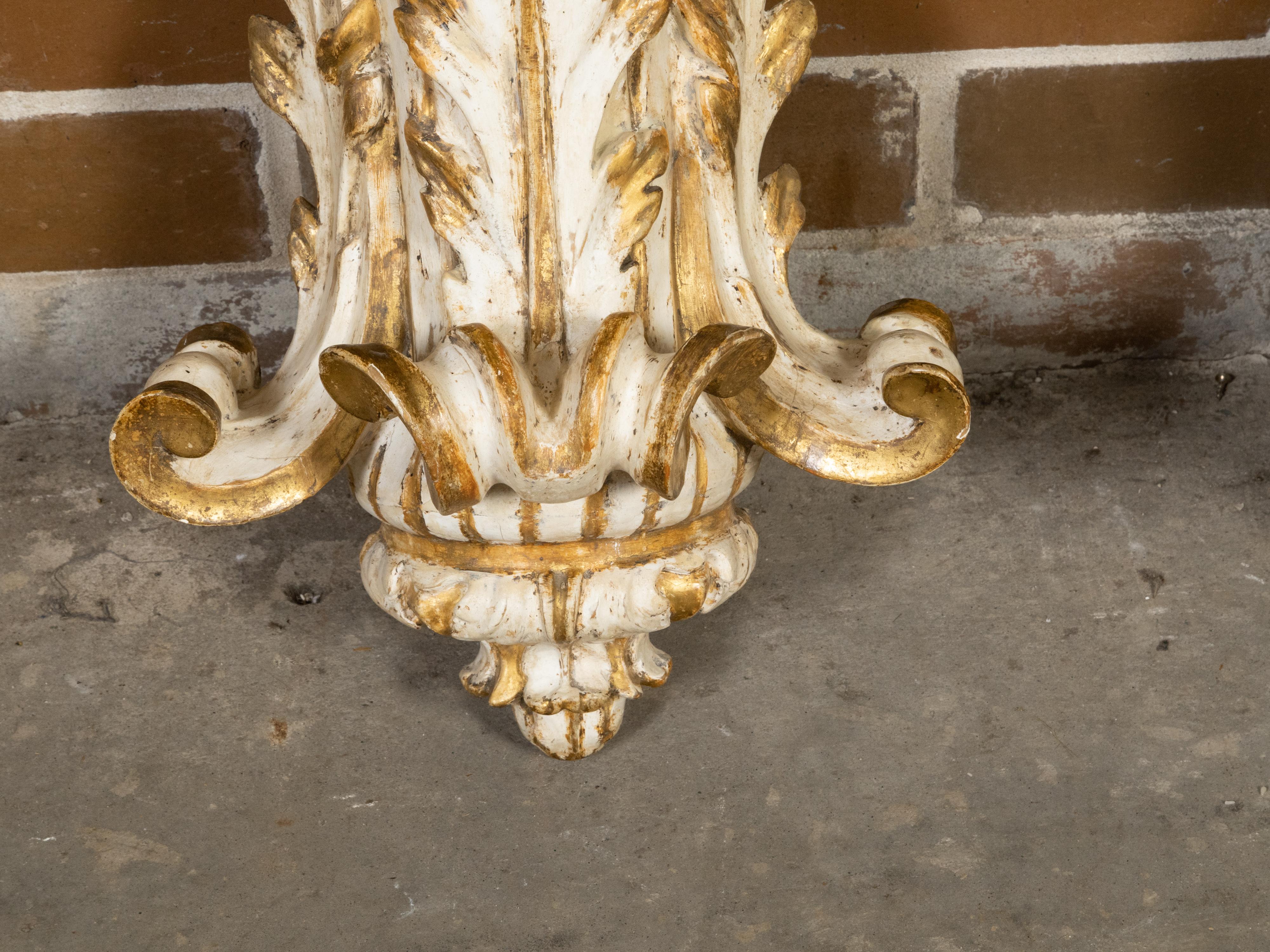 Wood Pair of Italian 1800s Painted and Parcel-Gilt Wall Brackets with Acanthus Leaves For Sale